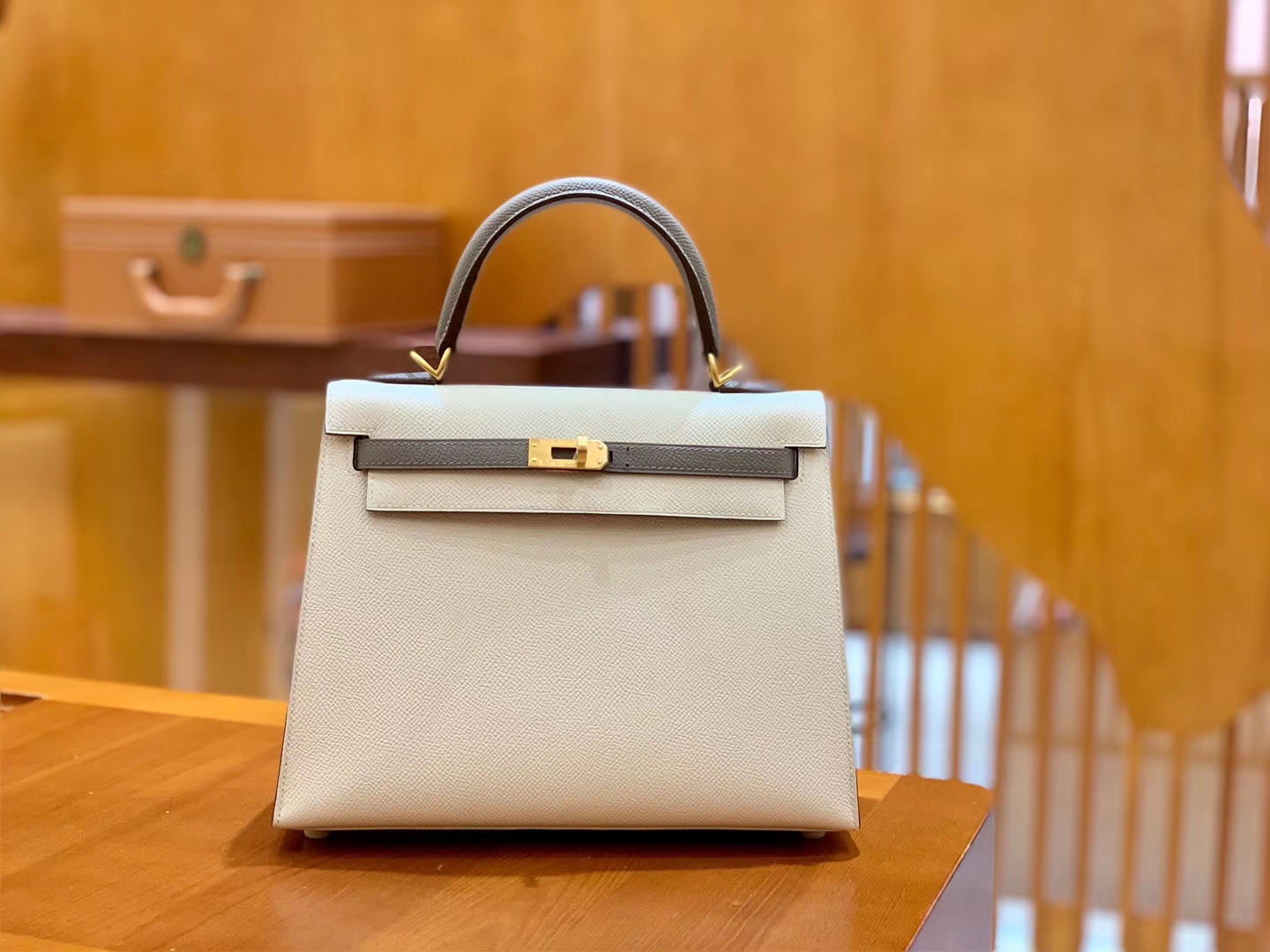 Hermès（爱马仕）Kelly 凯莉包 掌纹牛皮 奶昔白拼沥青灰 拉丝金扣 25cm