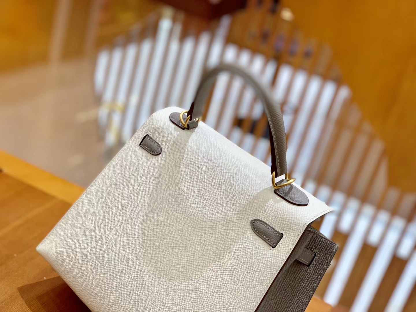 Hermès（爱马仕）Kelly 凯莉包 掌纹牛皮 奶昔白拼沥青灰 拉丝金扣 25cm