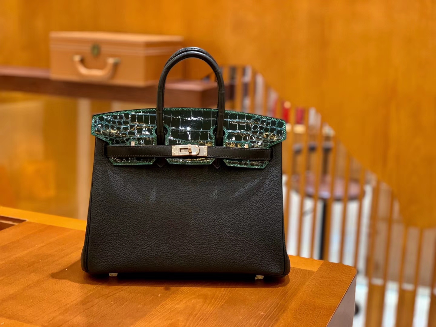 Hermès（爱马仕）Birkin 铂金包 祖母绿拼黑色 Touch 牛皮拼鳄鱼皮 金扣 30cm
