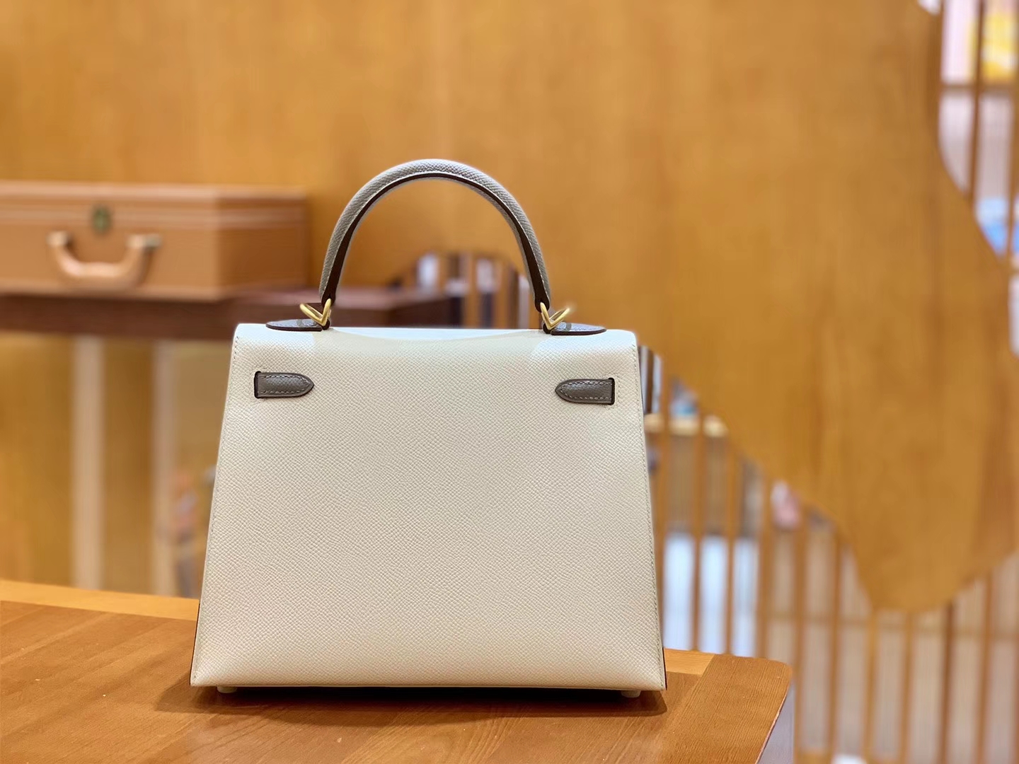 Hermès（爱马仕）Kelly 凯莉包 掌纹牛皮 奶昔白拼沥青灰 拉丝金扣 25cm
