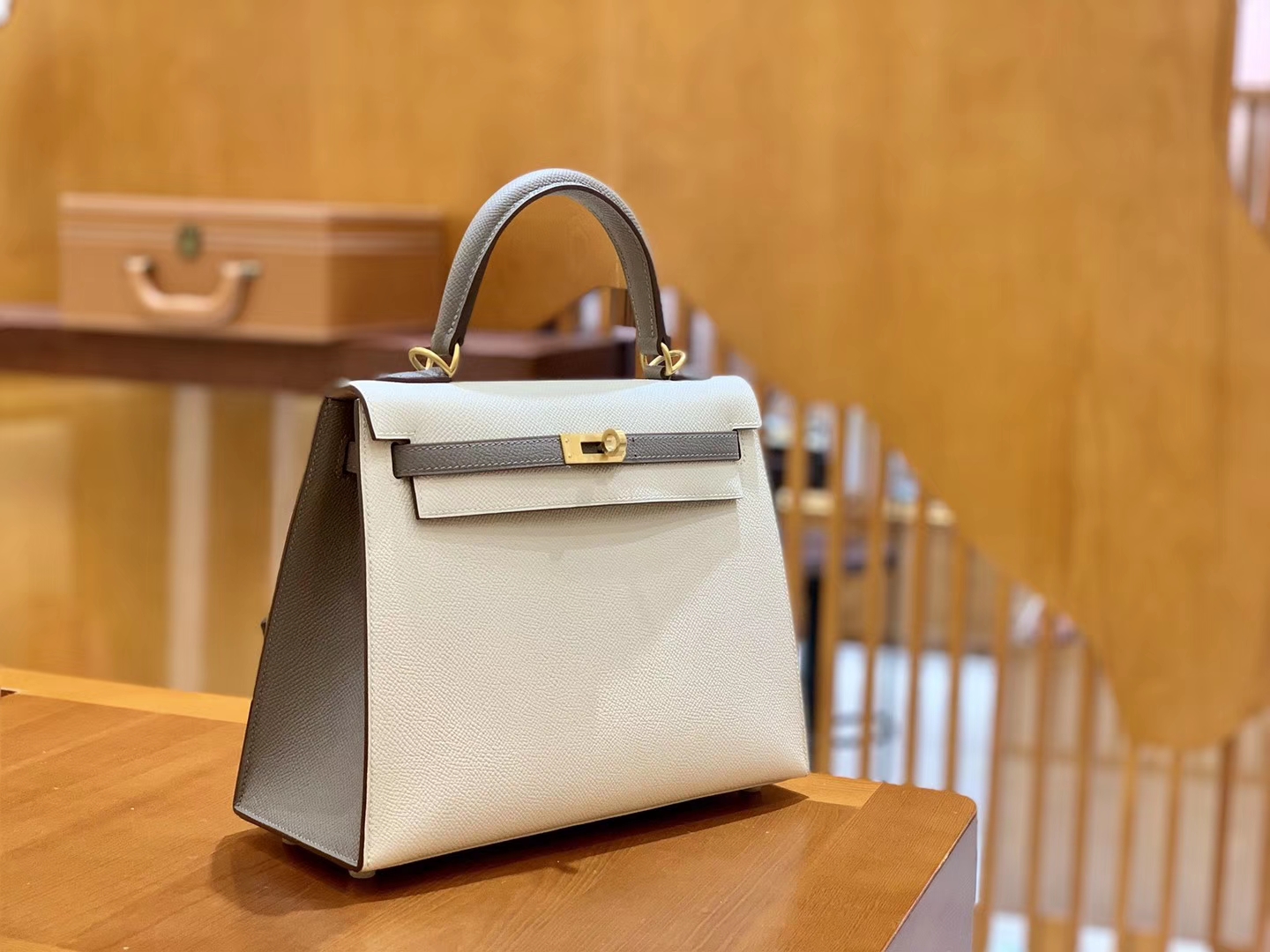 Hermès（爱马仕）Kelly 凯莉包 掌纹牛皮 奶昔白拼沥青灰 拉丝金扣 25cm