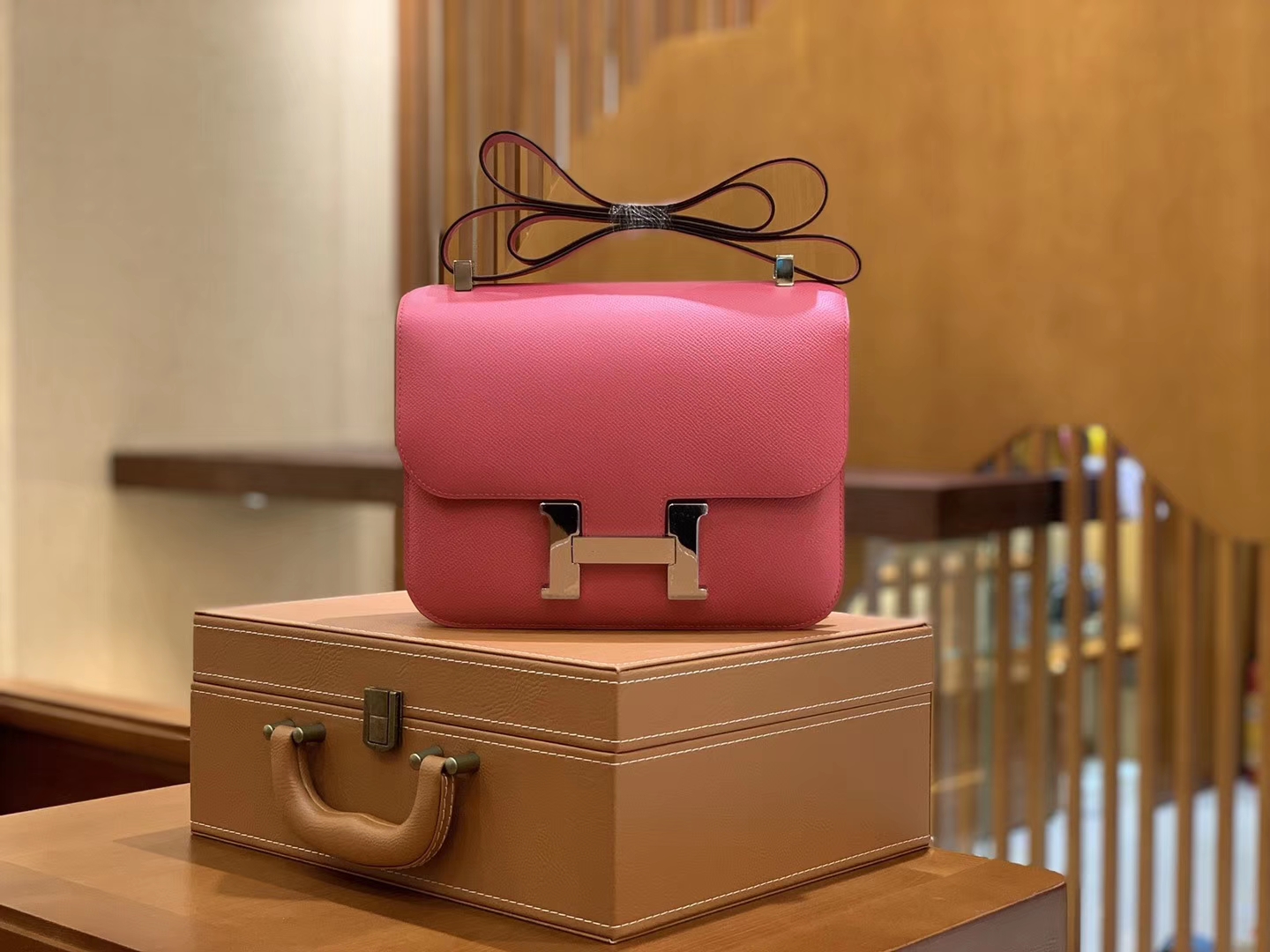 Hermès（爱马仕）Constance 空姐包 桃红色 掌纹牛皮 全手工缝制 银扣 18cm 现货