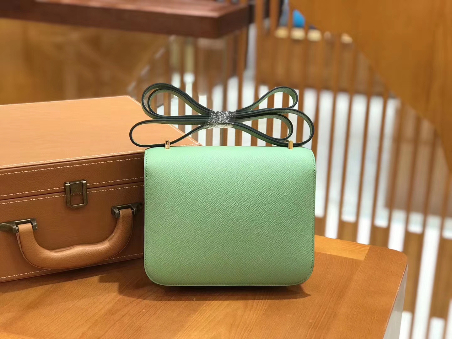 Hermès（爱马仕）Constance空姐包 掌纹牛皮 牛油果绿 金扣 18cm 蜡线 全手工缝制