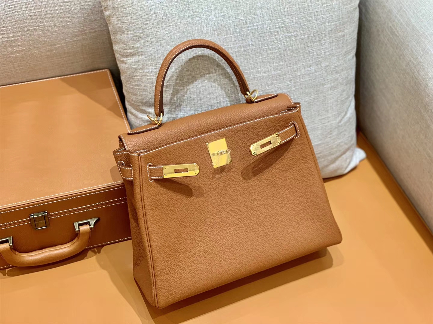 Hermès（爱马仕）Kelly 凯莉包 金棕色 小牛皮 金扣 28cm