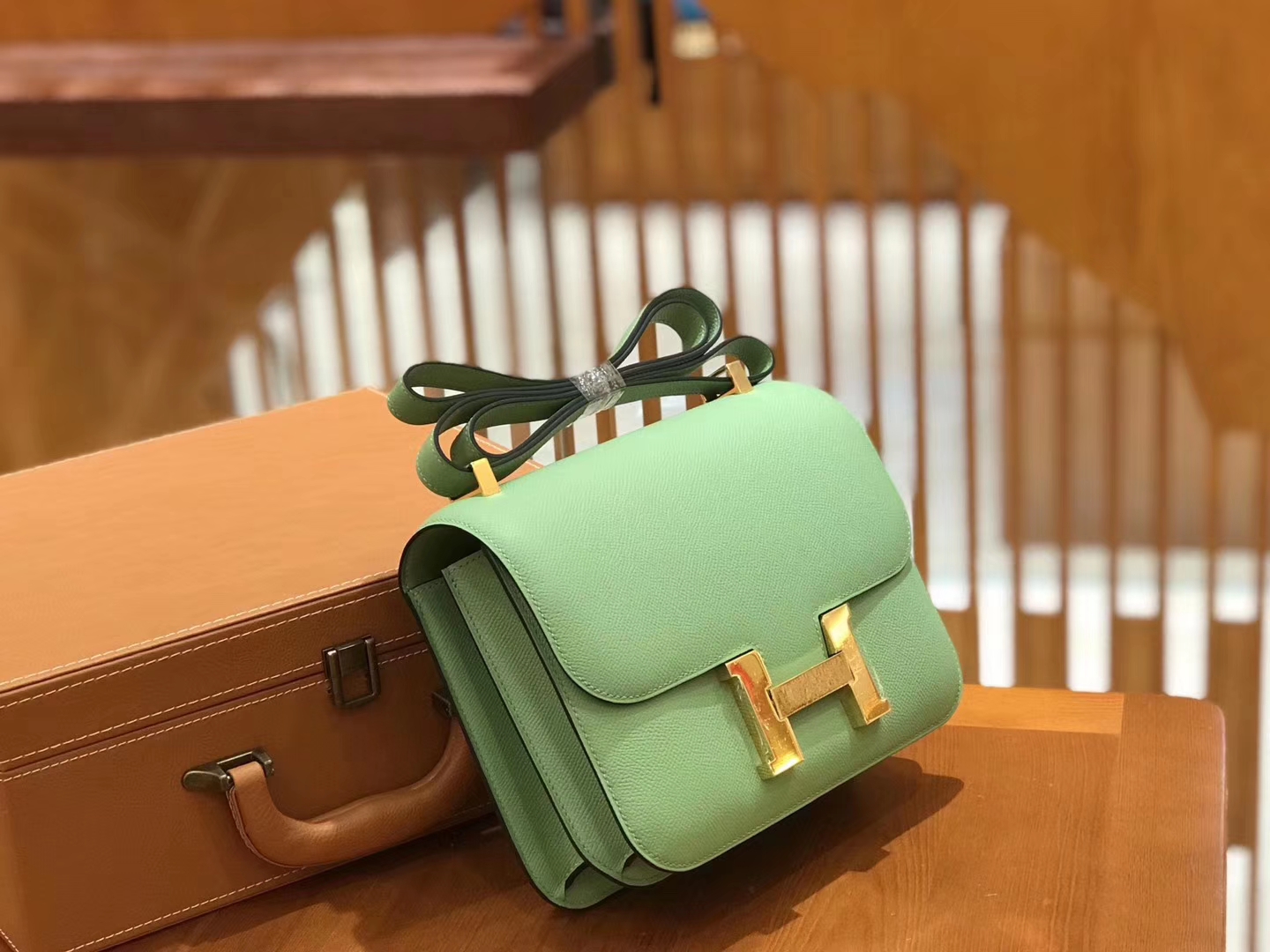Hermès（爱马仕）Constance空姐包 掌纹牛皮 牛油果绿 金扣 24cm 蜡线 全手工缝制