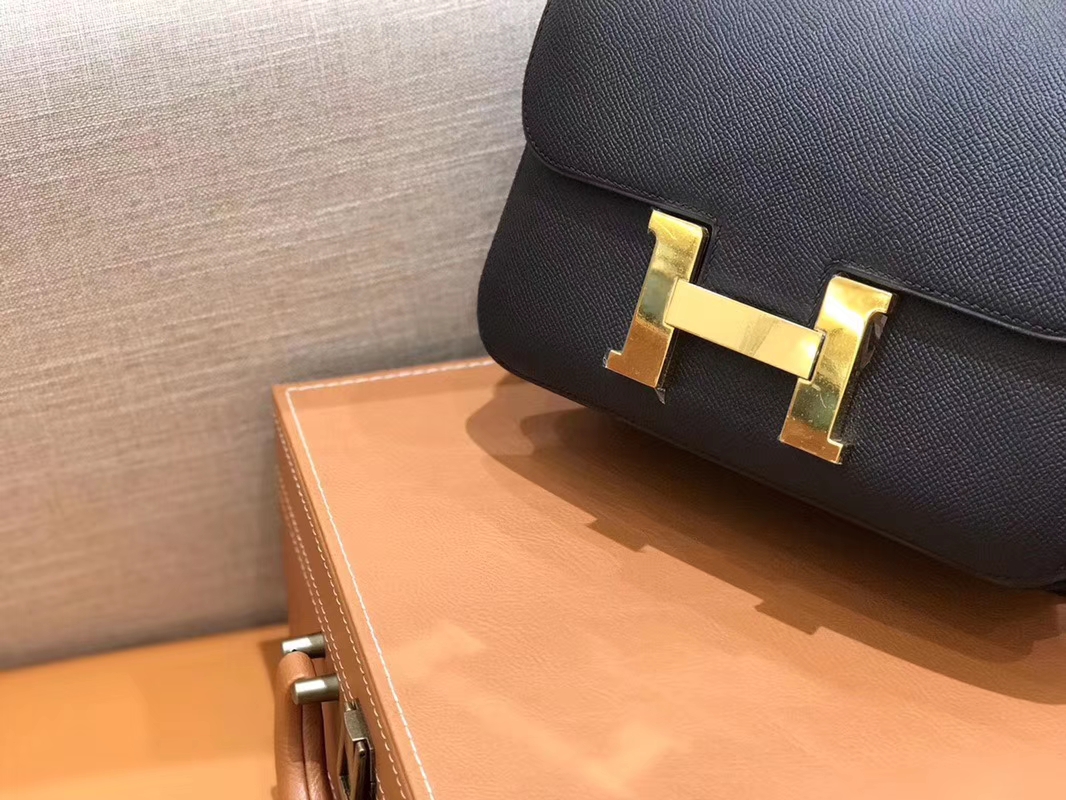 Hermès（爱马仕）Constance 空姐包 经典黑 掌纹牛皮 全手工缝制 金扣 18cm 现货