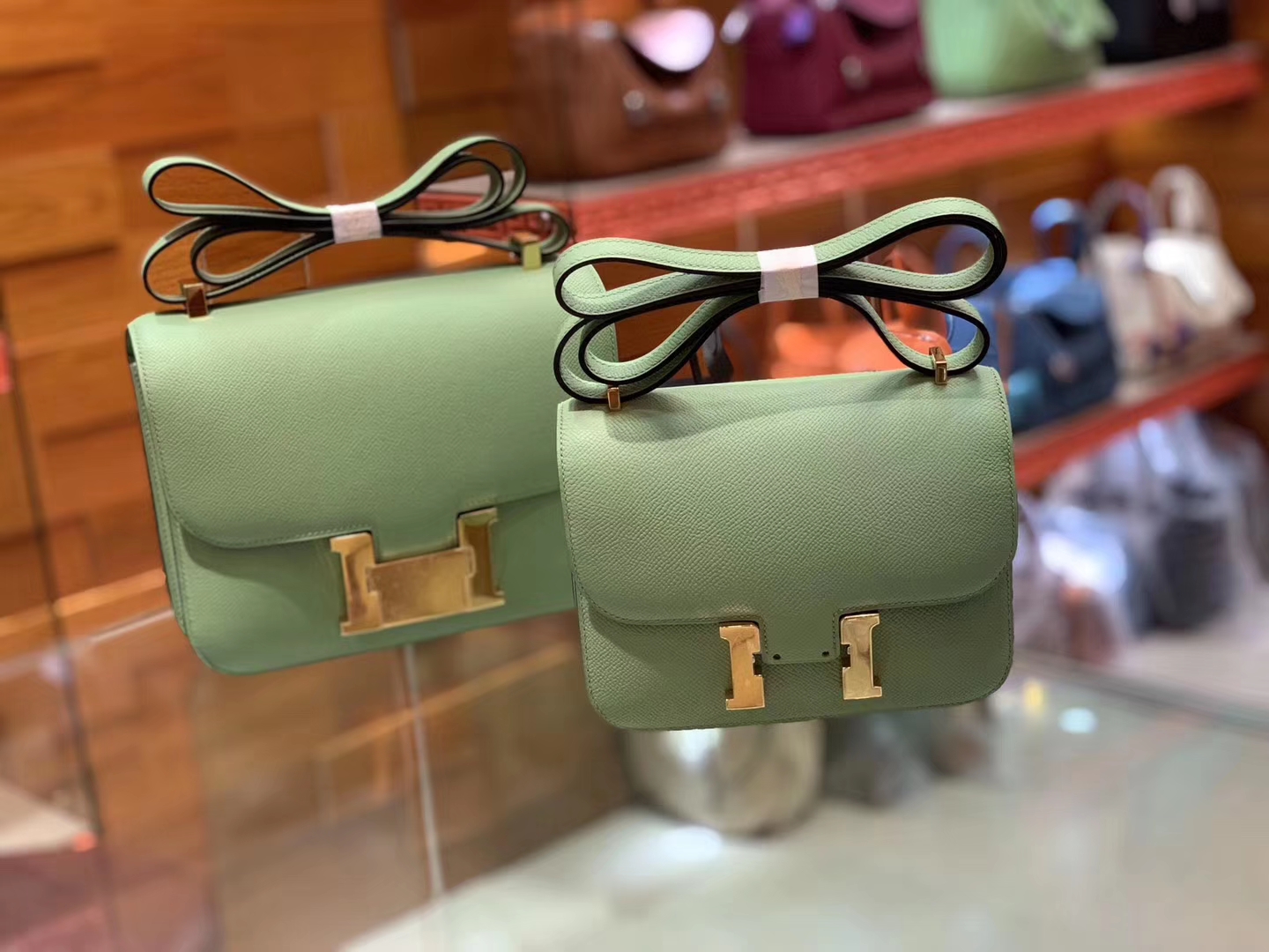 Hermès（爱马仕）Constance空姐包 掌纹牛皮 牛油果绿 金扣 24cm 蜡线 全手工缝制