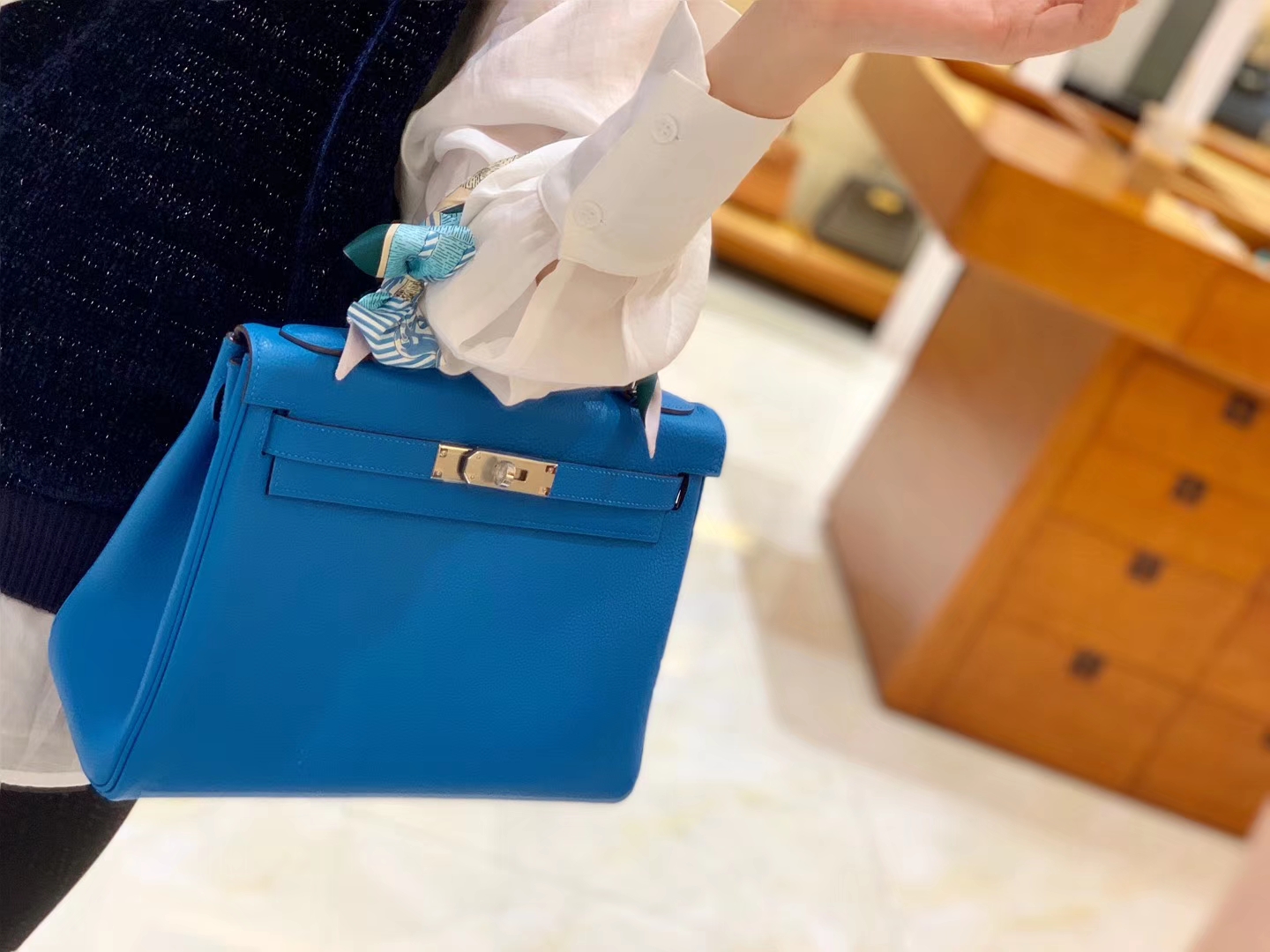 Hermès（爱马仕）Kelly 凯莉包 坦桑尼亚蓝 小牛皮 金扣 28cm