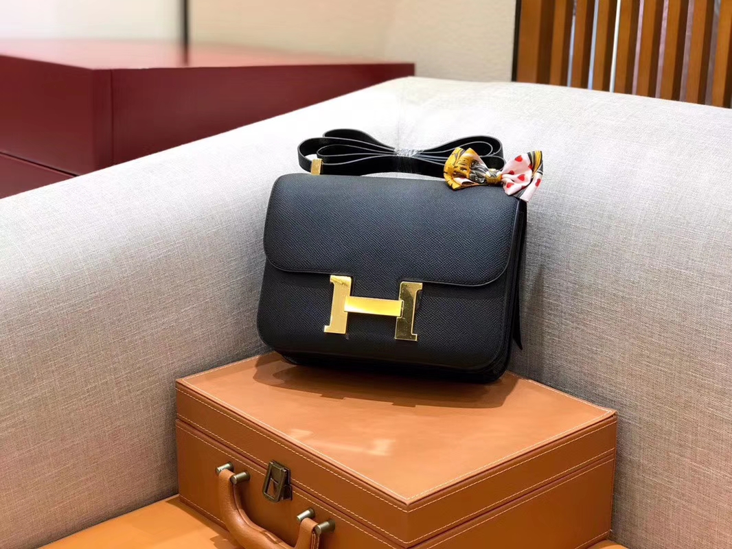 Hermès（爱马仕）Constance 空姐包 经典黑 掌纹牛皮 全手工缝制 金扣 18cm 现货