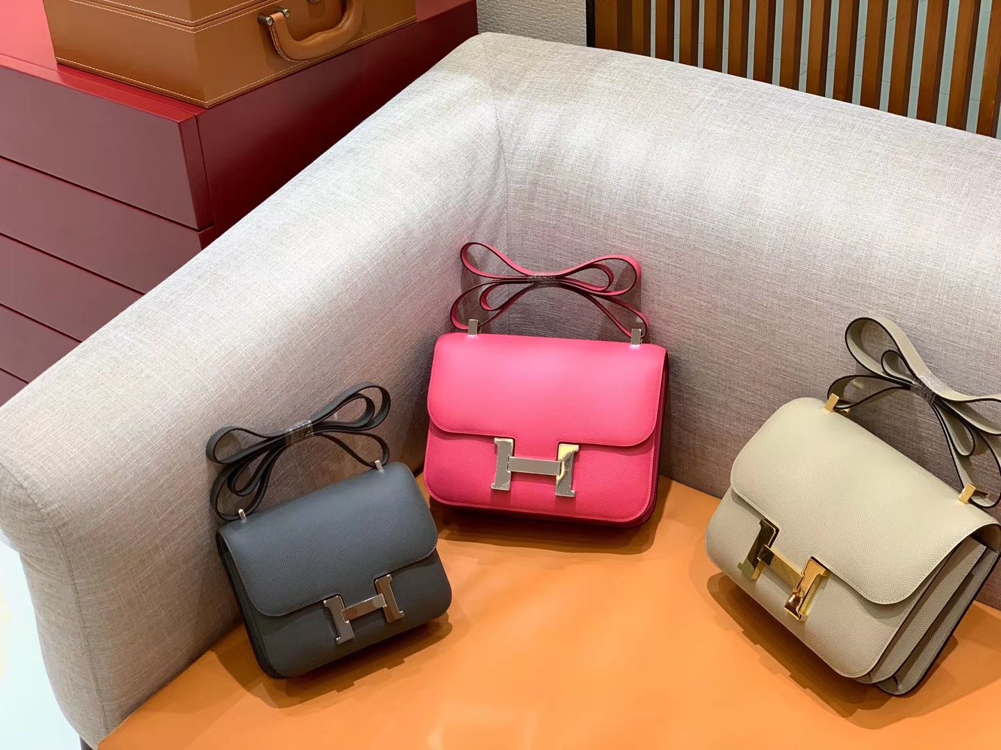 Hermès（爱马仕）Constance 空姐包 桃红色 掌纹牛皮 全手工缝制 银扣 18cm 现货