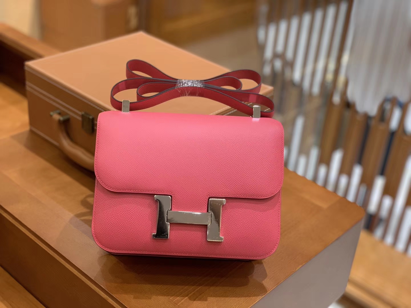 Hermès（爱马仕）Constance 空姐包 桃红色 掌纹牛皮 全手工缝制 银扣 18cm 现货
