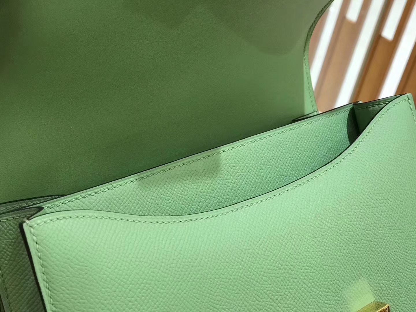 Hermès（爱马仕）Constance空姐包 掌纹牛皮 牛油果绿 金扣 24cm 蜡线 全手工缝制