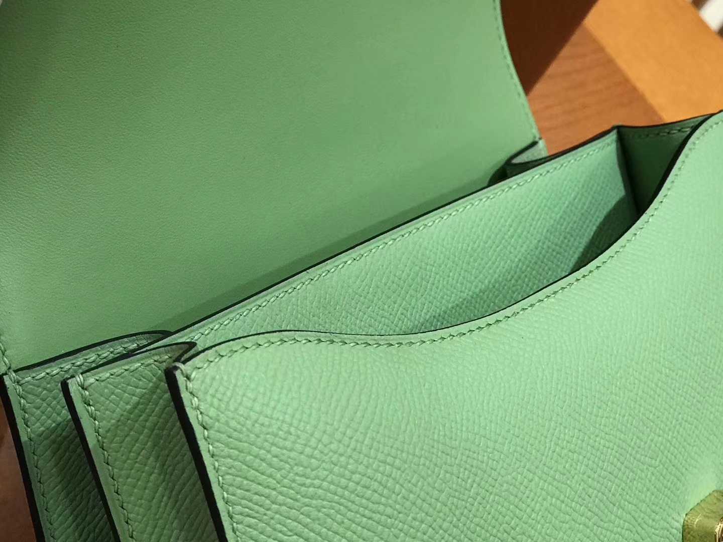 Hermès（爱马仕）Constance空姐包 掌纹牛皮 牛油果绿 金扣 18cm 蜡线 全手工缝制