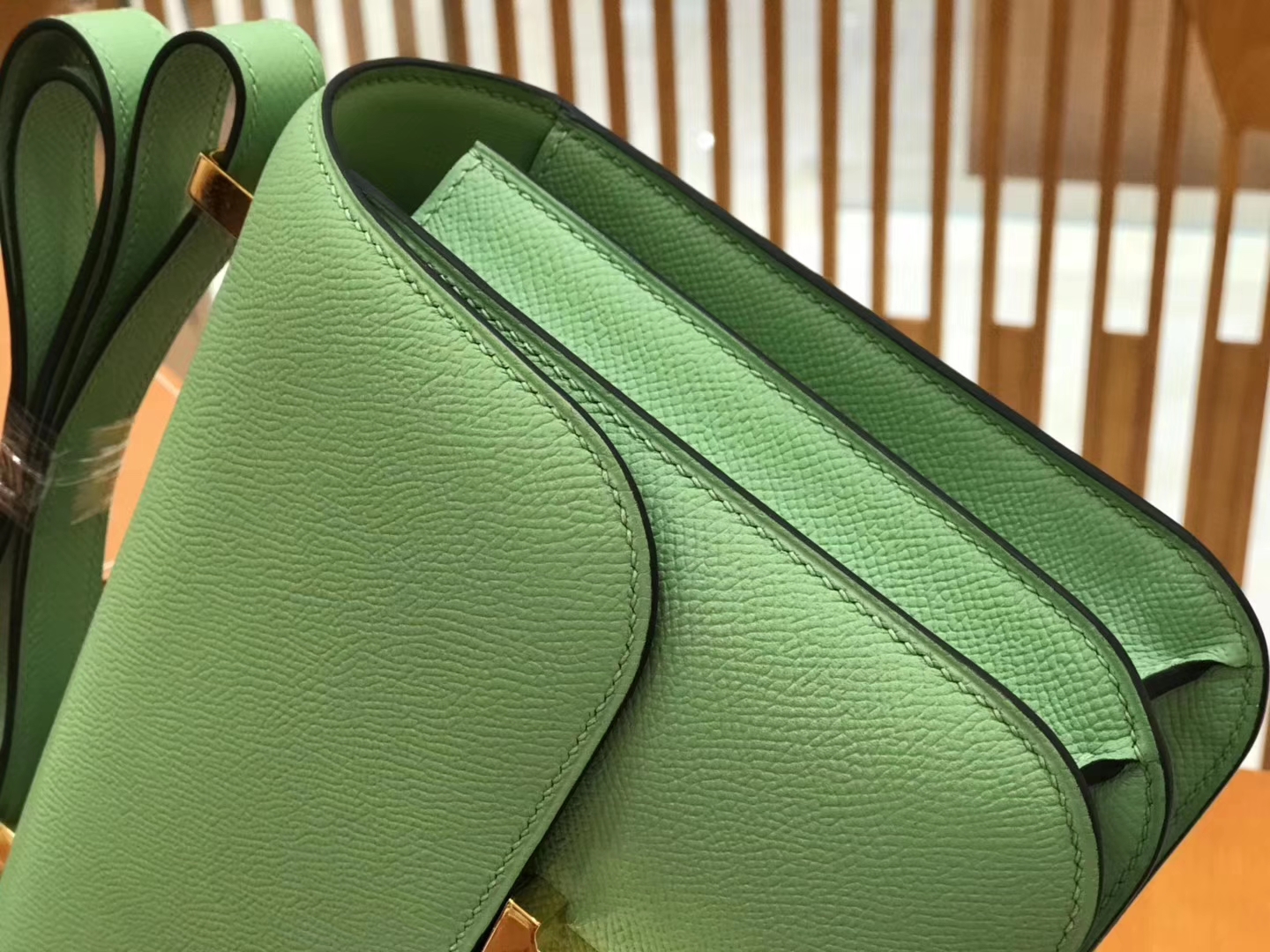 Hermès（爱马仕）Constance空姐包 掌纹牛皮 牛油果绿 金扣 24cm 蜡线 全手工缝制