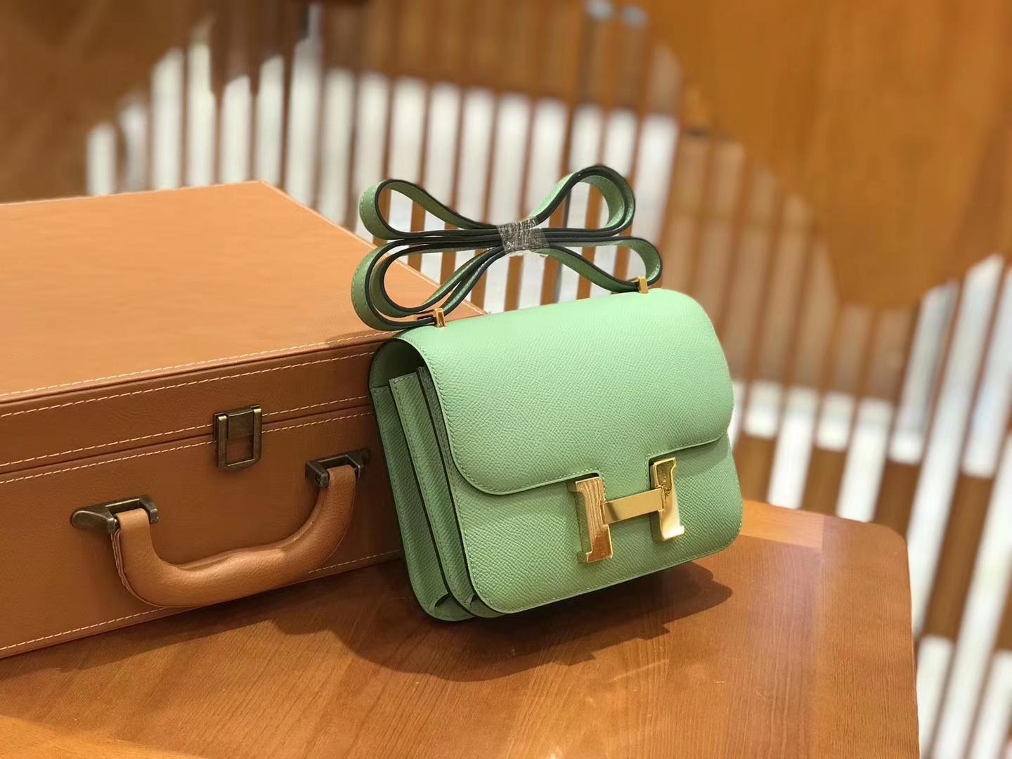 Hermès（爱马仕）Constance空姐包 掌纹牛皮 牛油果绿 金扣 18cm 蜡线 全手工缝制