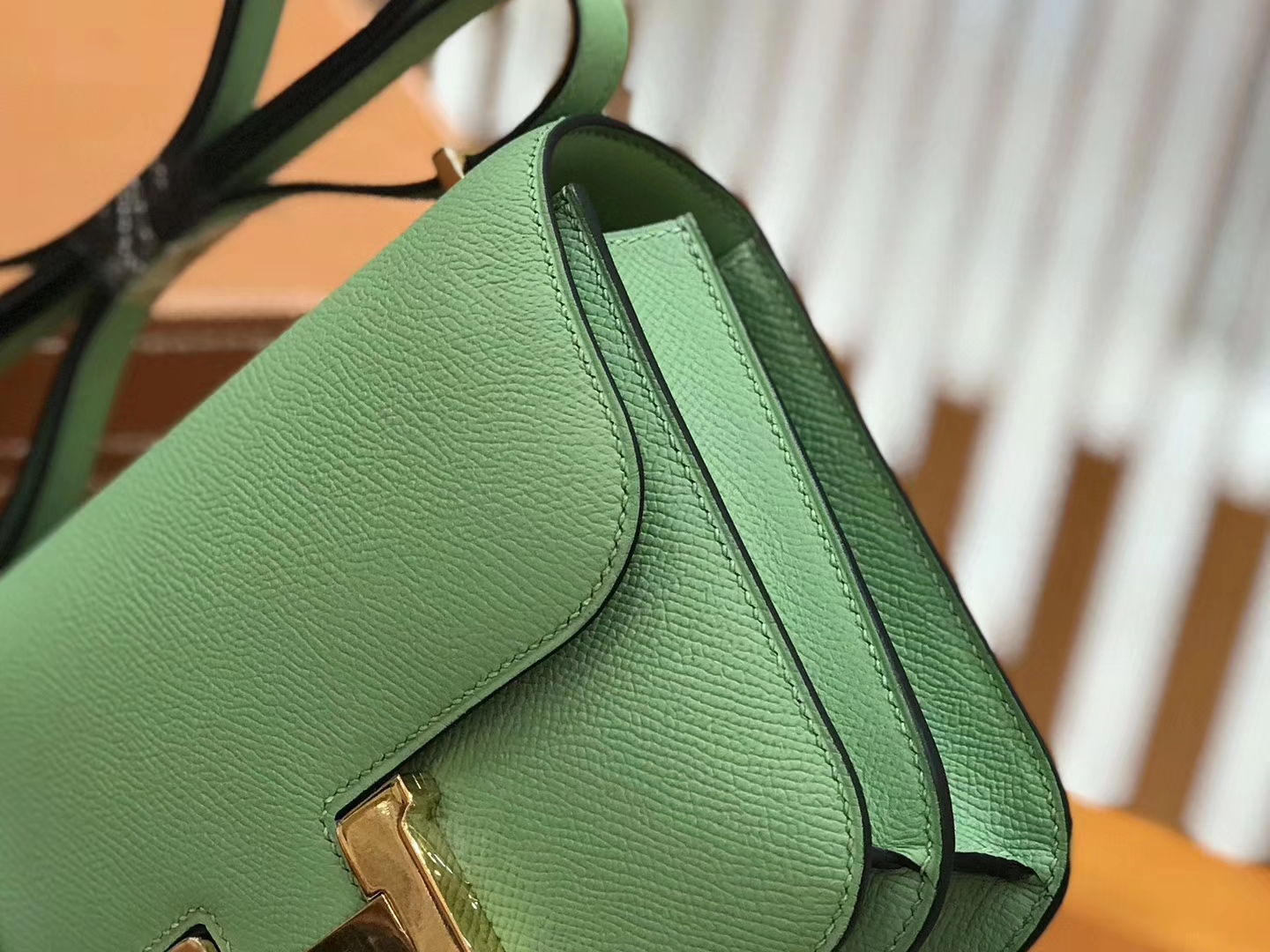 Hermès（爱马仕）Constance空姐包 掌纹牛皮 牛油果绿 金扣 18cm 蜡线 全手工缝制