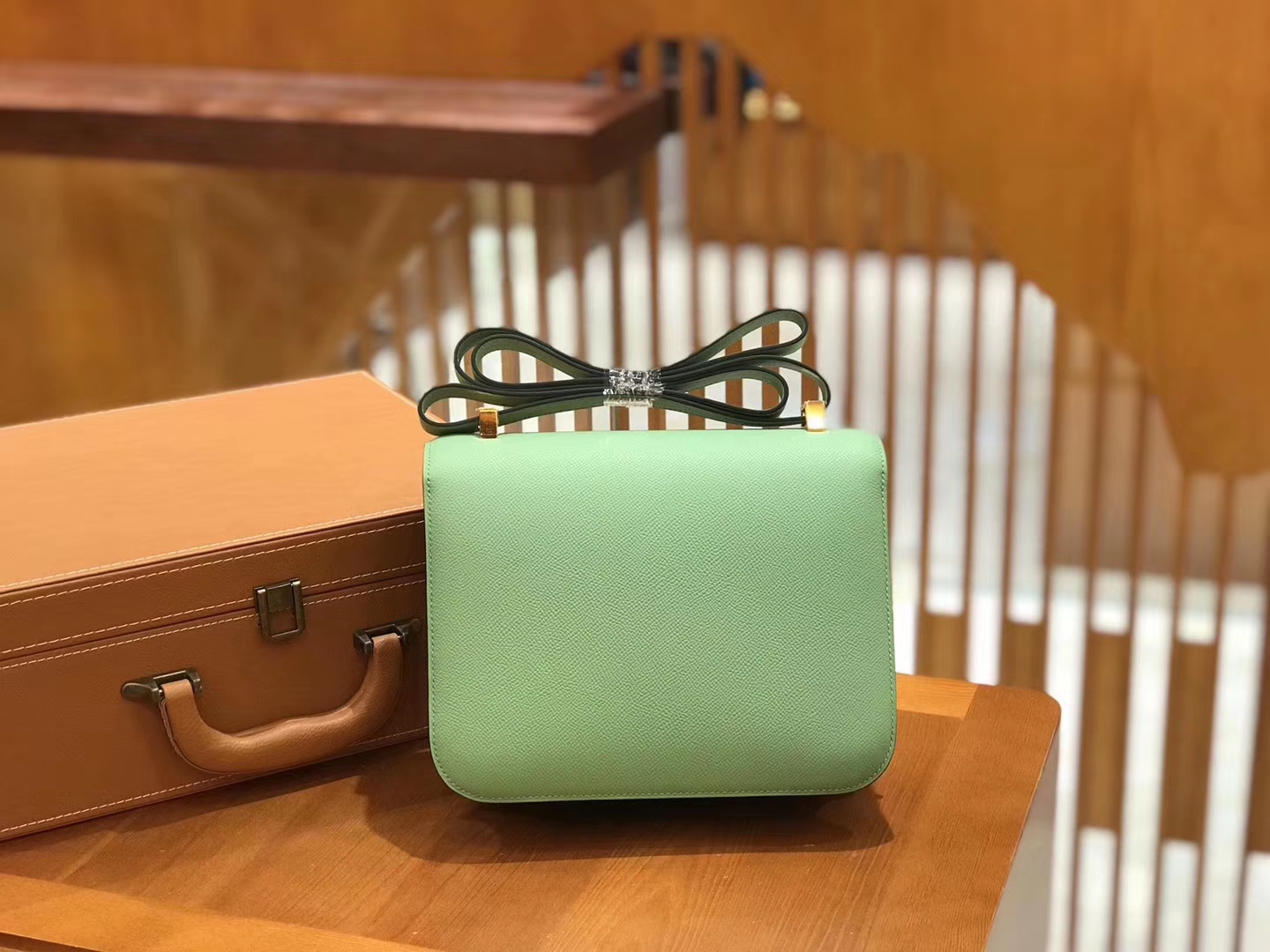 Hermès（爱马仕）Constance空姐包 掌纹牛皮 牛油果绿 金扣 24cm 蜡线 全手工缝制