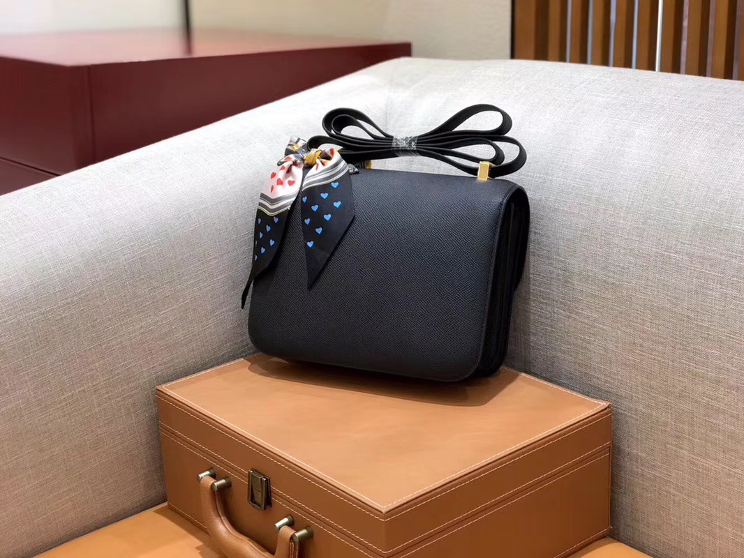Hermès（爱马仕）Constance 空姐包 经典黑 掌纹牛皮 全手工缝制 金扣 18cm 现货