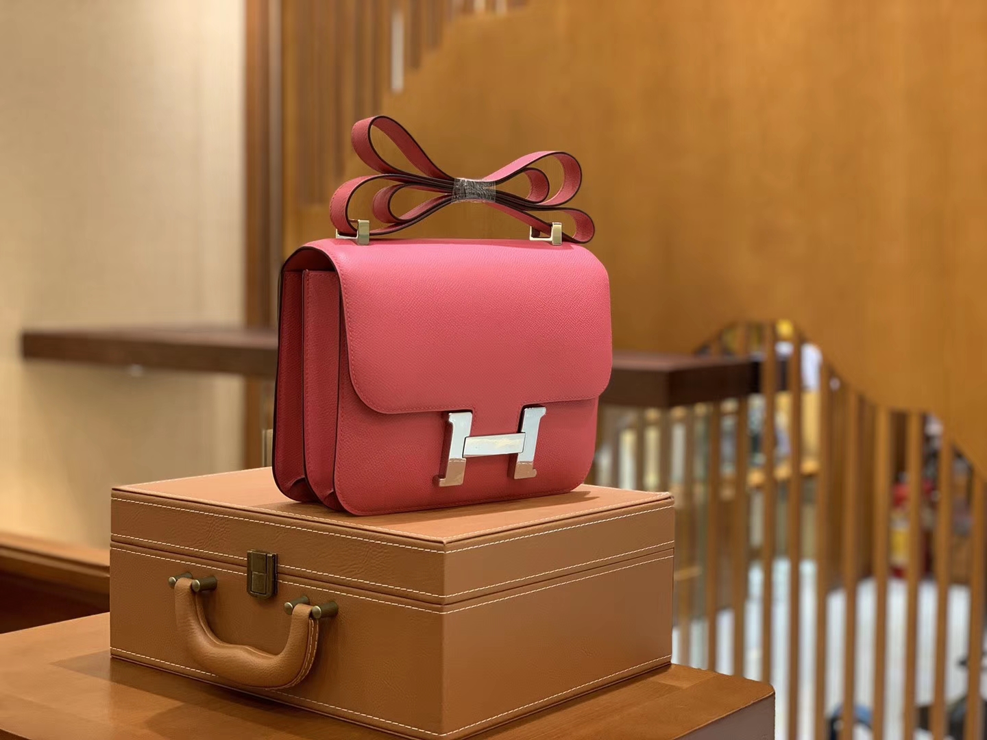 Hermès（爱马仕）Constance 空姐包 桃红色 掌纹牛皮 全手工缝制 银扣 18cm 现货