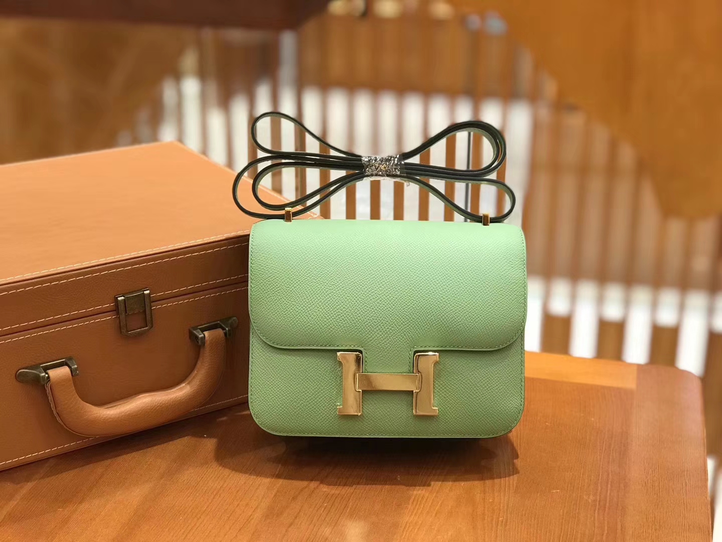 Hermès（爱马仕）Constance空姐包 掌纹牛皮 牛油果绿 金扣 18cm 蜡线 全手工缝制