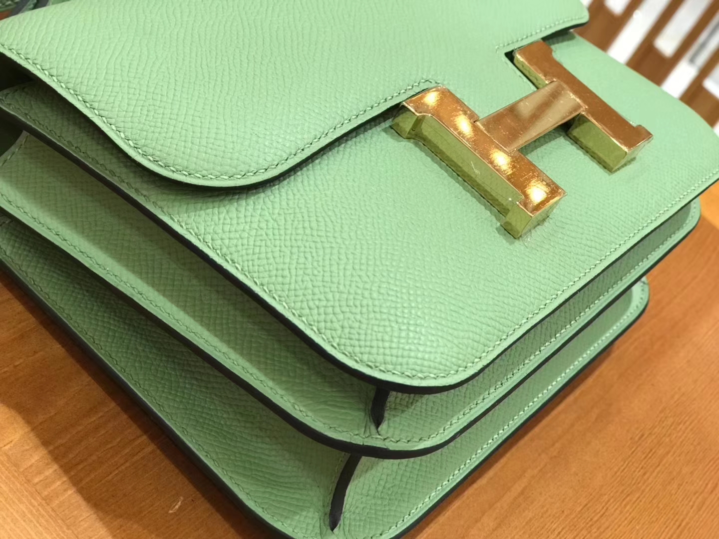 Hermès（爱马仕）Constance空姐包 掌纹牛皮 牛油果绿 金扣 18cm 蜡线 全手工缝制