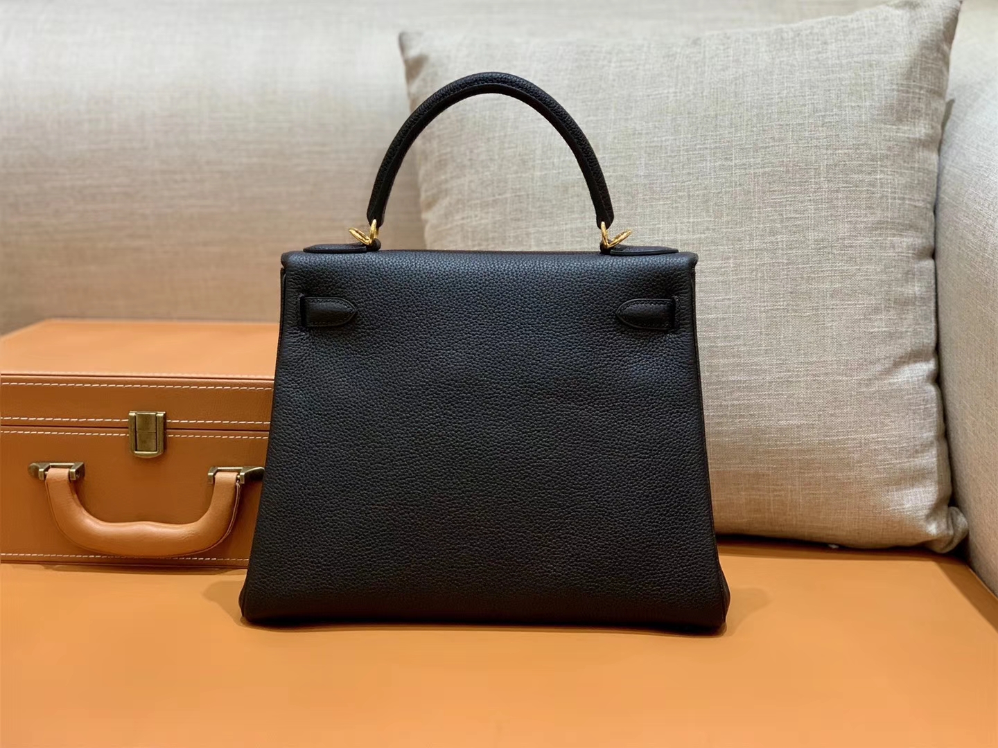 Hermès（爱马仕）新出现货 Kelly 凯莉包 经典黑色 金扣 28cm