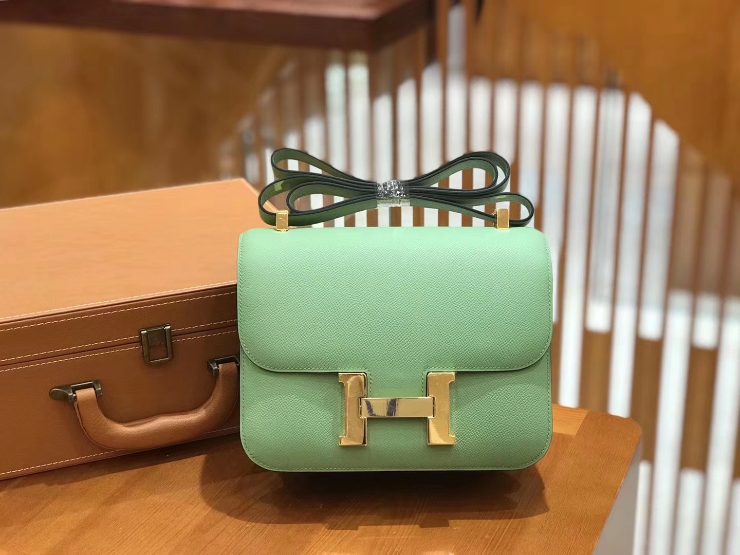 Hermès（爱马仕）Constance空姐包 掌纹牛皮 牛油果绿 金扣 24cm 蜡线 全手工缝制