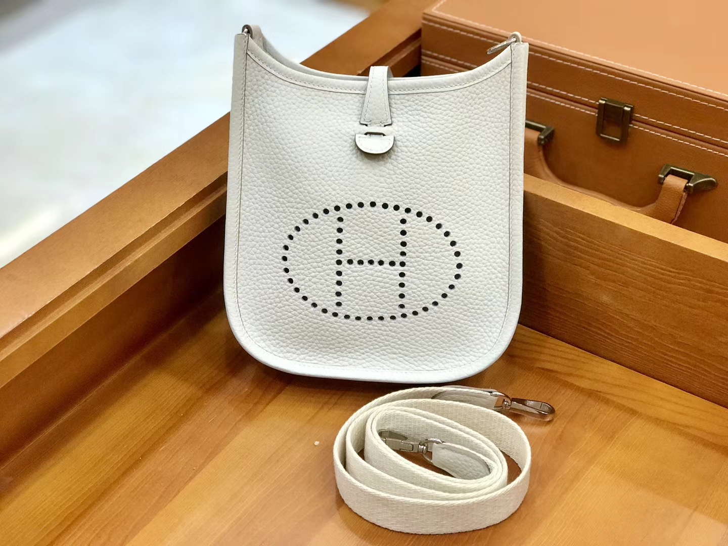 Hermès（爱马仕）Evelyne 伊芙琳 16cm 奶昔白