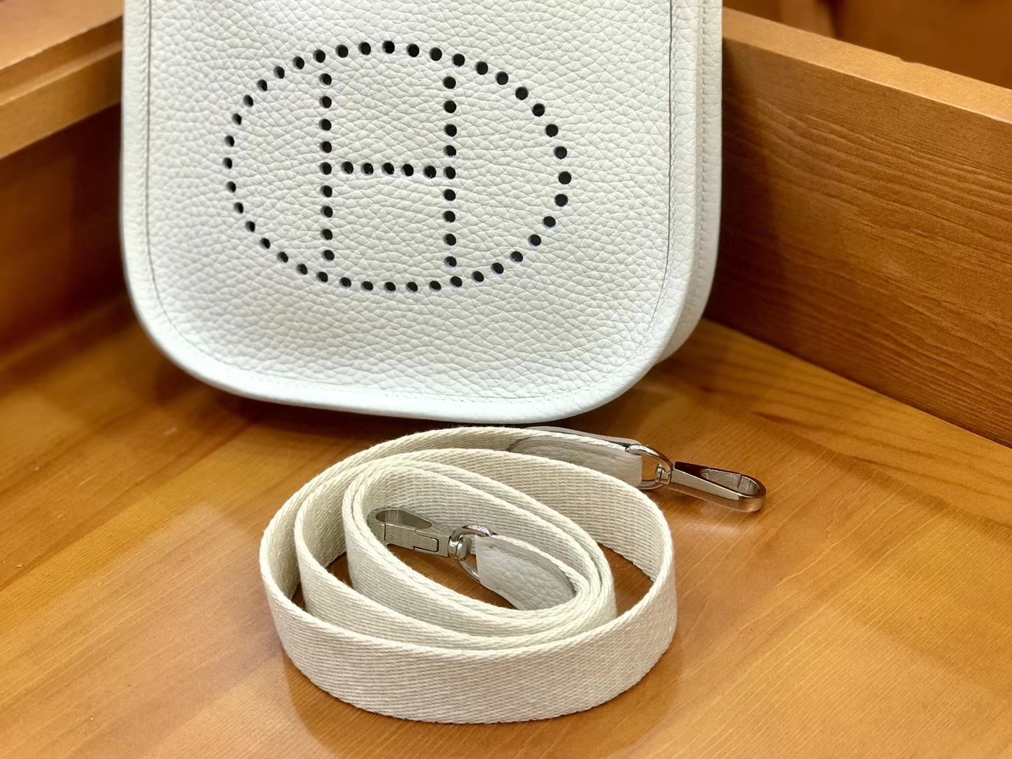Hermès（爱马仕）Evelyne 伊芙琳 16cm 奶昔白