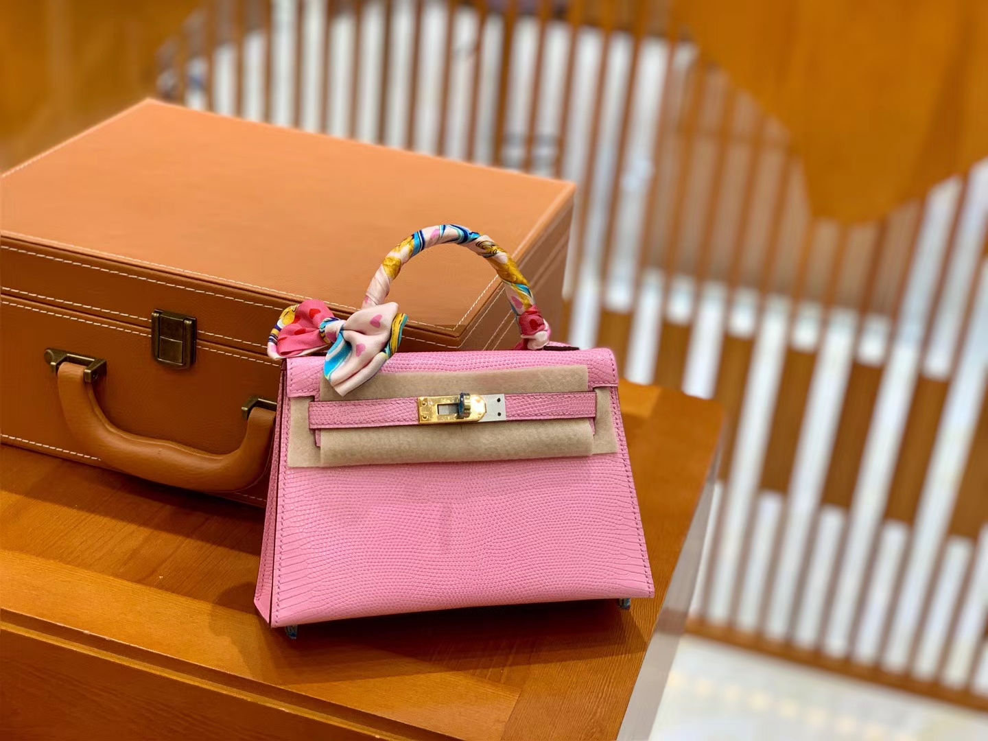Hermès（爱马仕）迷你2代 19cm 樱花粉 金扣 蜥蜴皮 全手工缝制