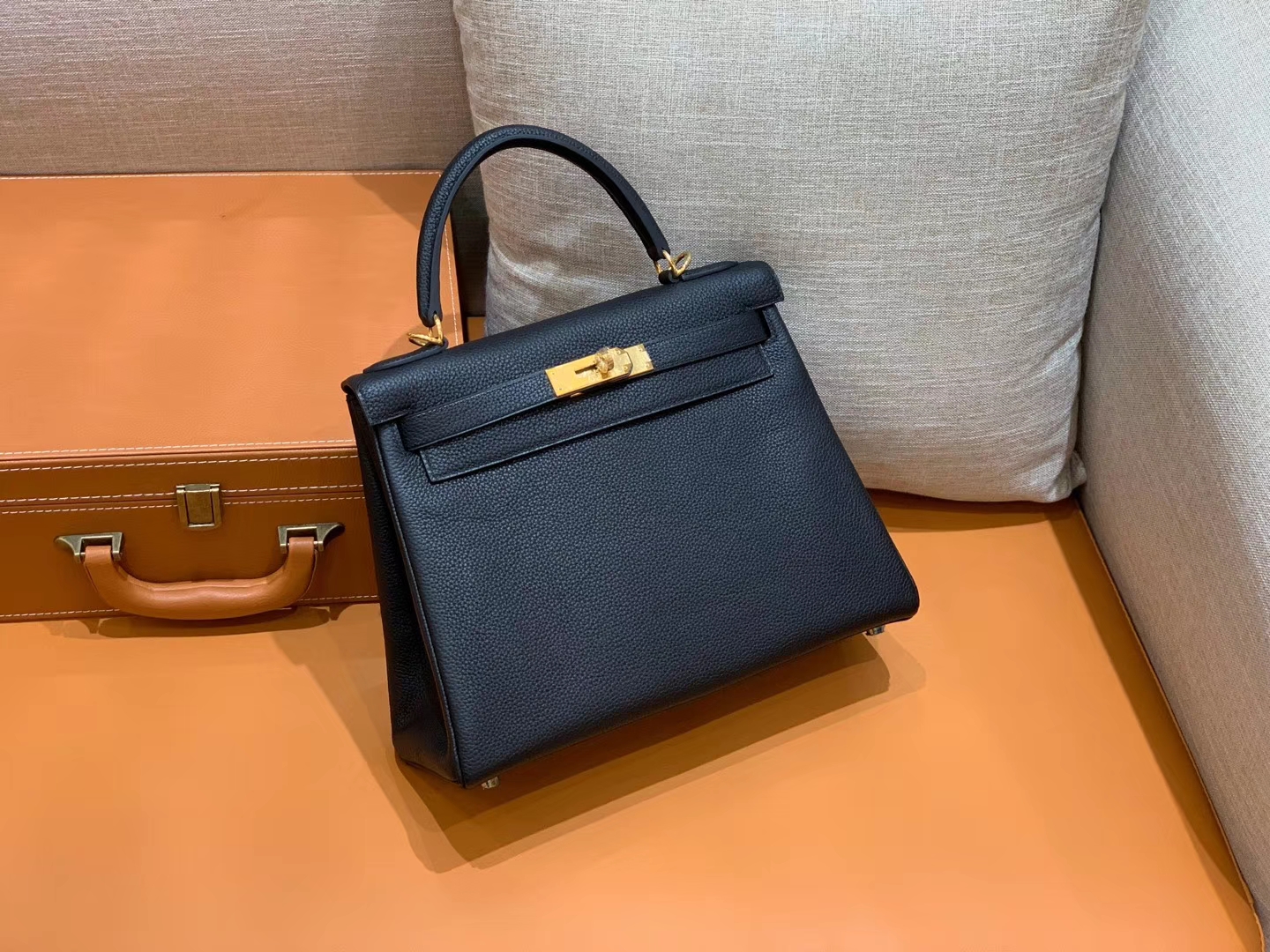 Hermès（爱马仕）Kelly 凯莉包 小牛皮 经典黑 金扣 28cm 全手工 现货