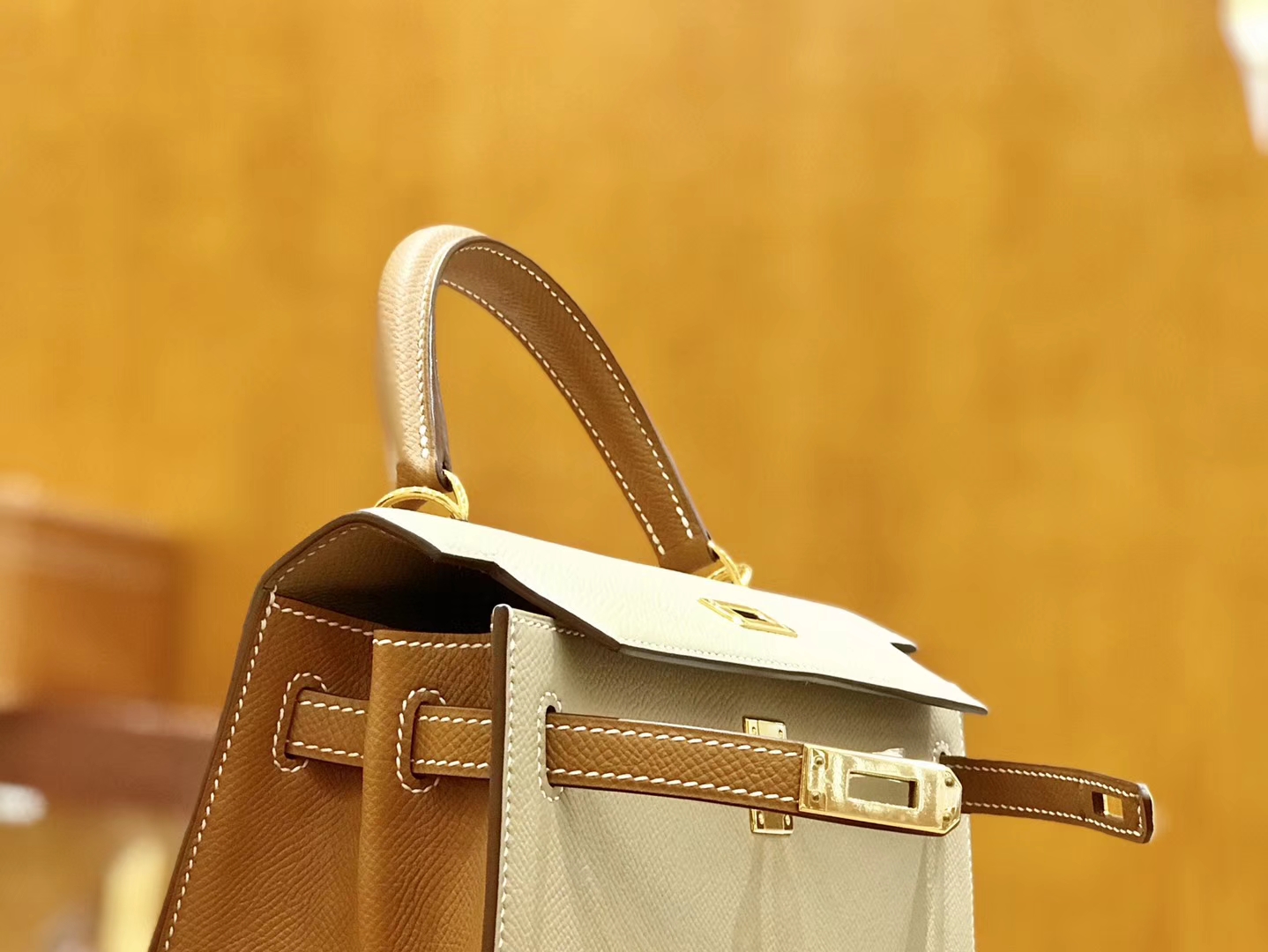 Hermès（爱马仕）Kelly 凯莉包 掌纹牛皮 米黄色拼金棕色 金扣 25cm