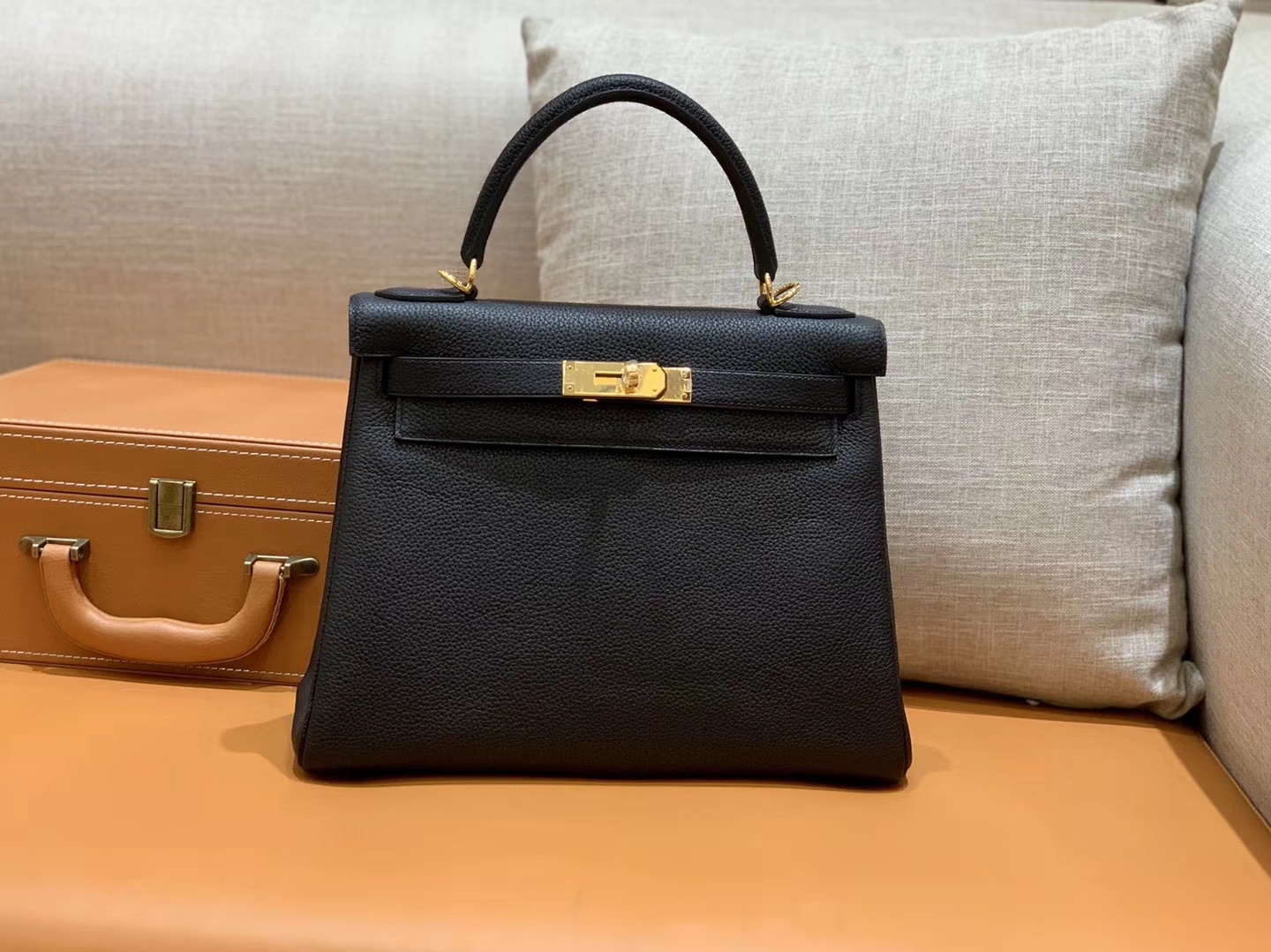 Hermès（爱马仕）Kelly 凯莉包 小牛皮 经典黑 金扣 28cm 全手工 现货