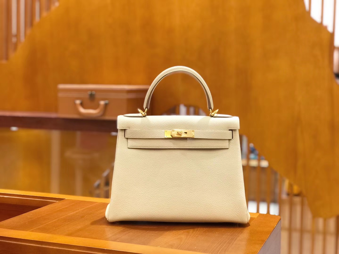 Hermès（爱马仕）Kelly 28cm togo 牛皮 奶昔白 金扣 全手工缝制 现货