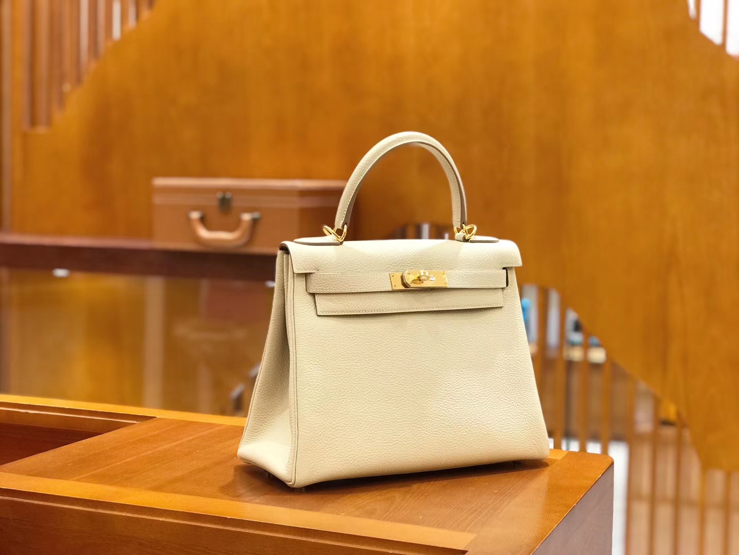 Hermès（爱马仕）Kelly 28cm togo 牛皮 奶昔白 金扣 全手工缝制 现货