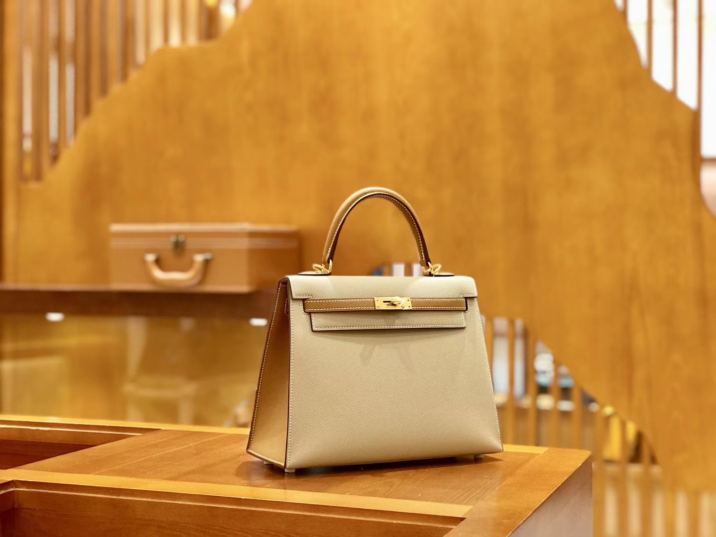 Hermès（爱马仕）Kelly 凯莉包 掌纹牛皮 米黄色拼金棕色 金扣 25cm