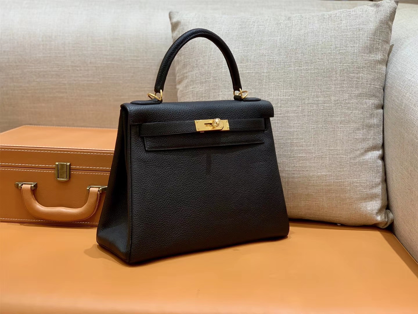 Hermès（爱马仕）Kelly 凯莉包 小牛皮 经典黑 金扣 28cm 全手工 现货