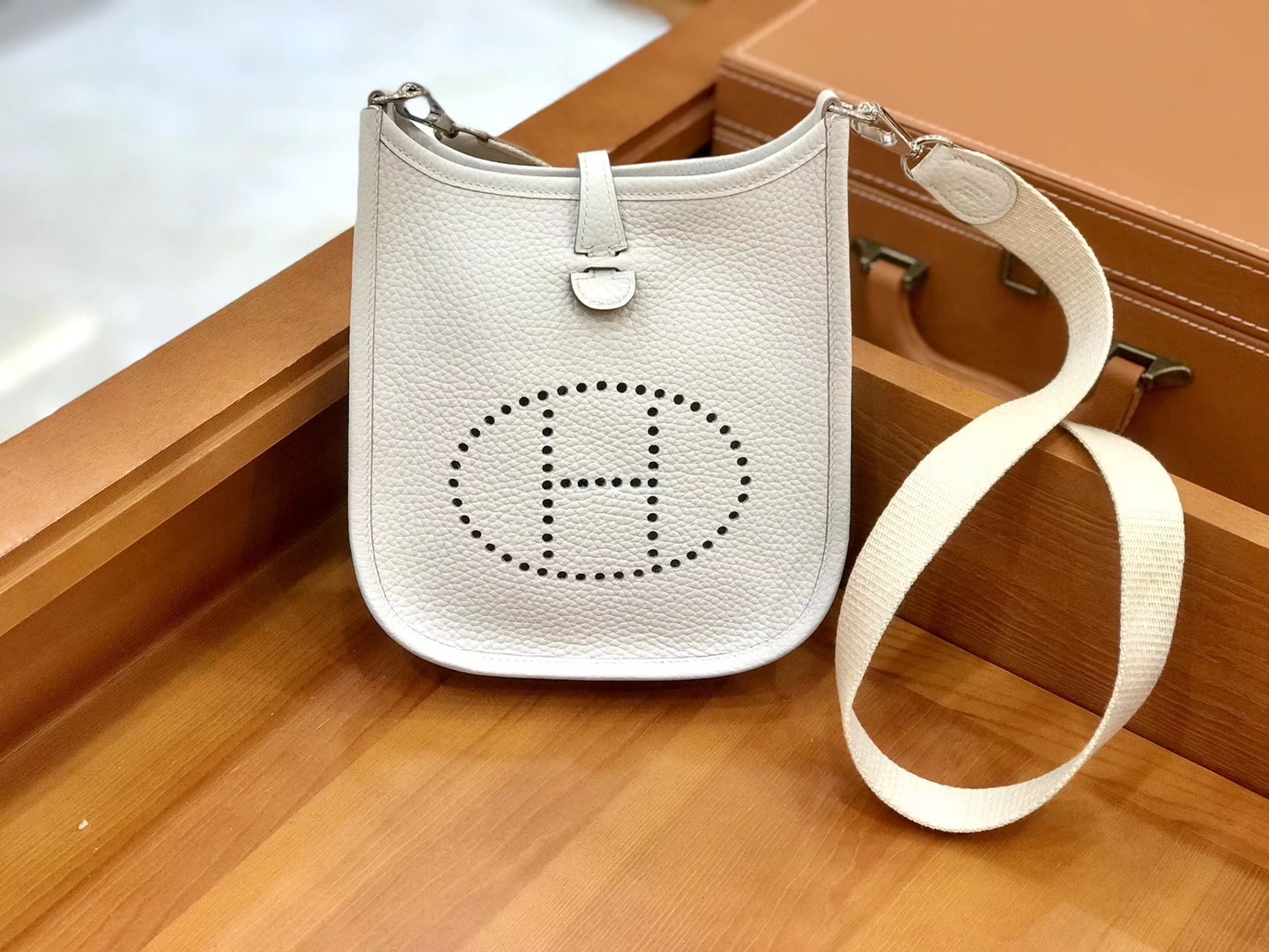 Hermès（爱马仕）Evelyne 伊芙琳 16cm 奶昔白