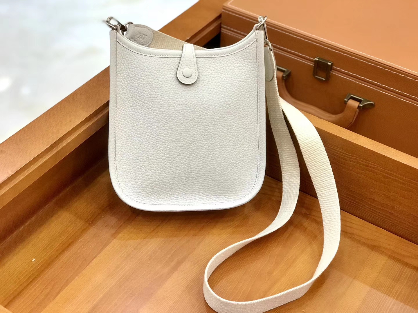 Hermès（爱马仕）Evelyne 伊芙琳 16cm 奶昔白