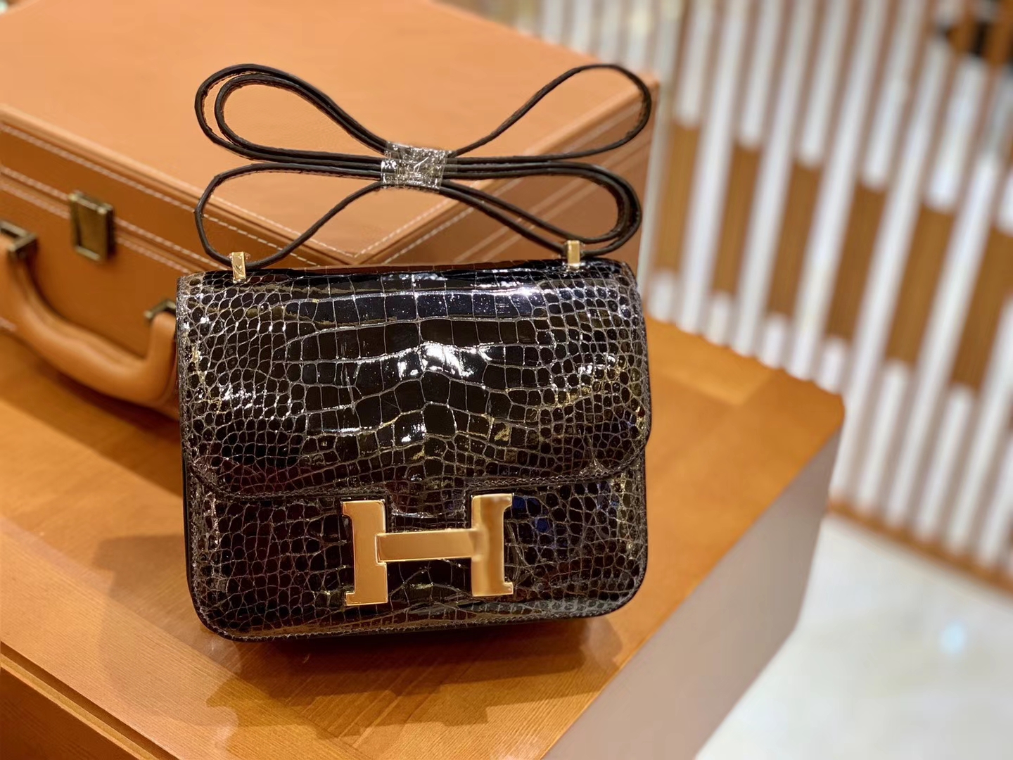 Hermès（爱马仕）Constance 18cm 美洲鳄鱼皮 深咖啡 金扣 全手工缝制 现货