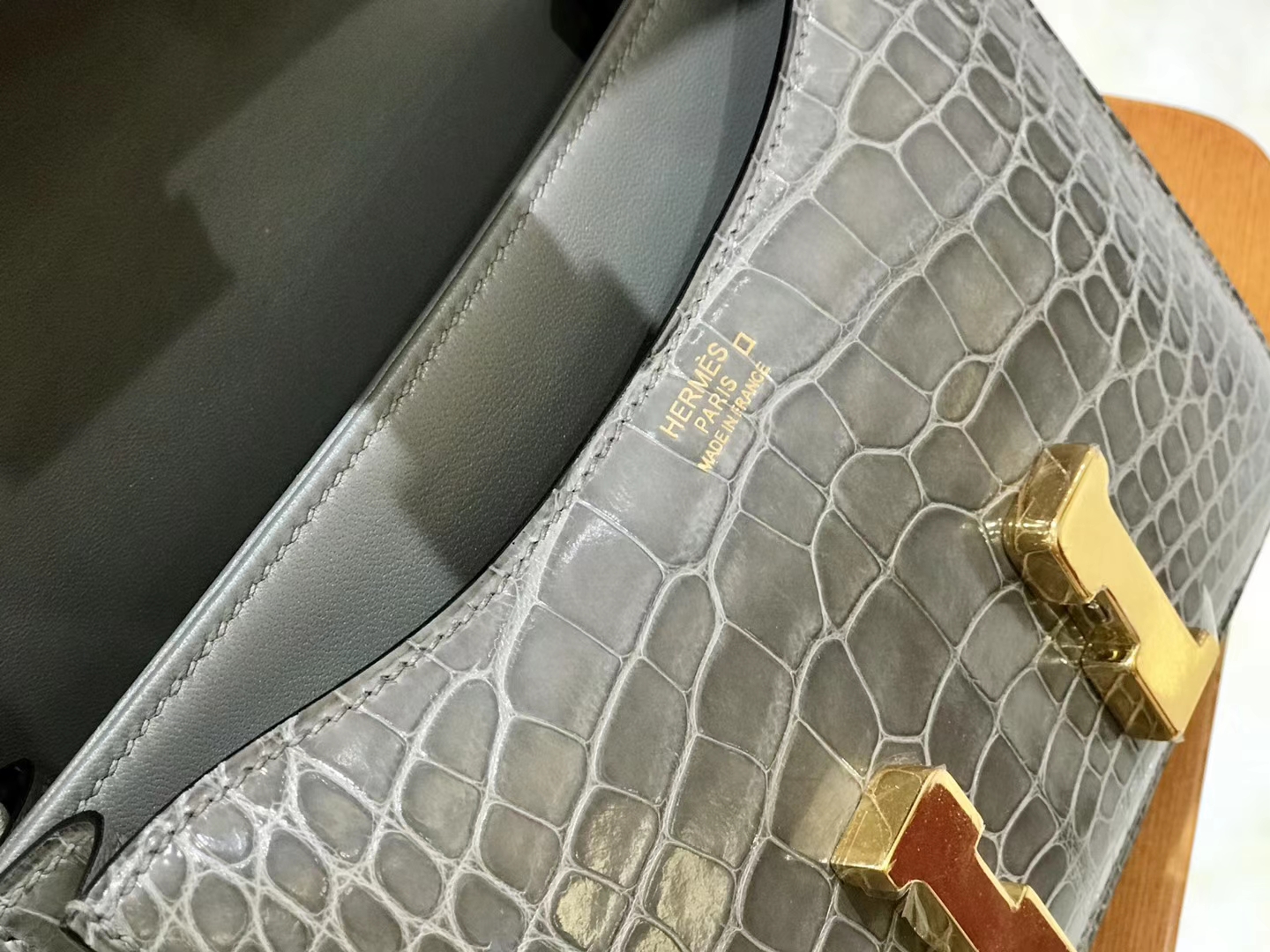 Hermès（爱马仕）Constance 18cm 美洲鳄鱼皮 斑鸠灰 金扣 全手工缝制 现货