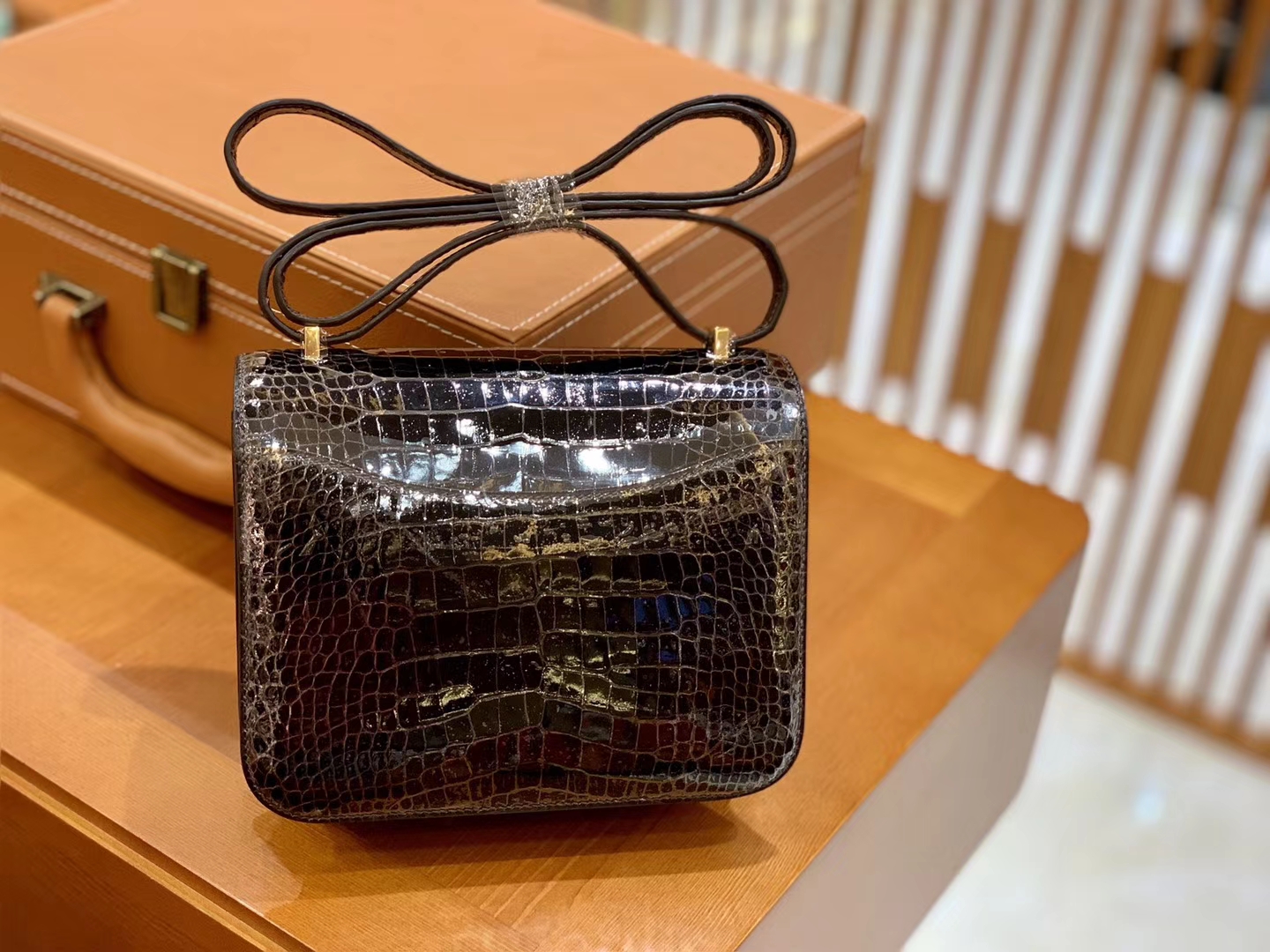 Hermès（爱马仕）Constance 18cm 美洲鳄鱼皮 深咖啡 金扣 全手工缝制 现货