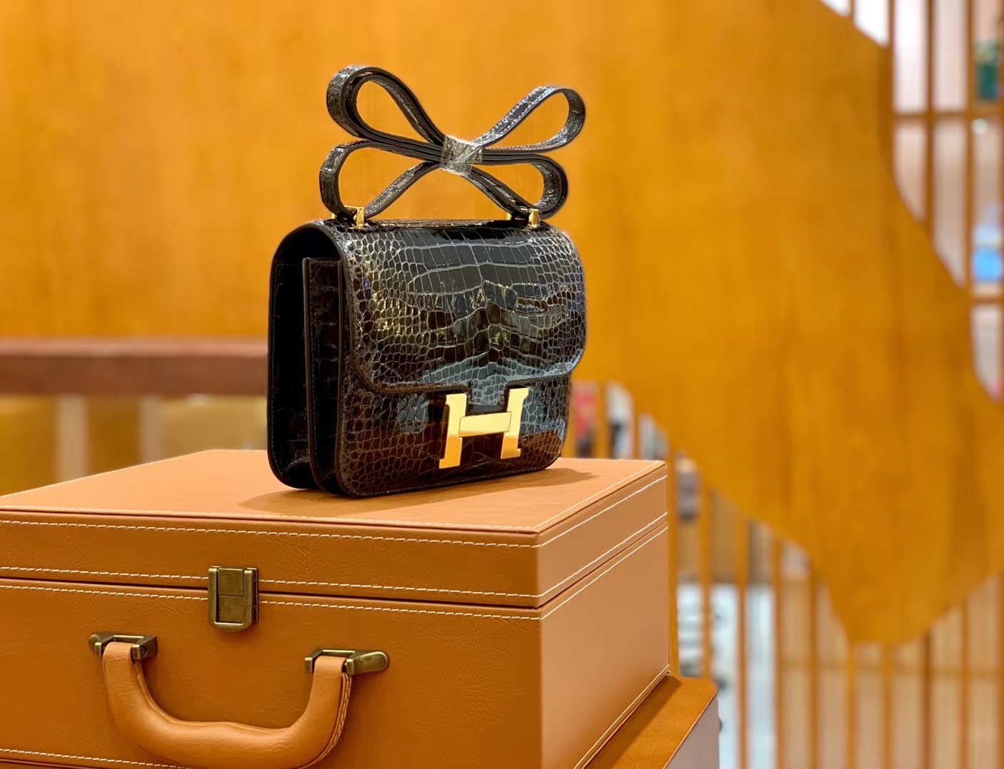Hermès（爱马仕）Constance 18cm 美洲鳄鱼皮 深咖啡 金扣 全手工缝制 现货
