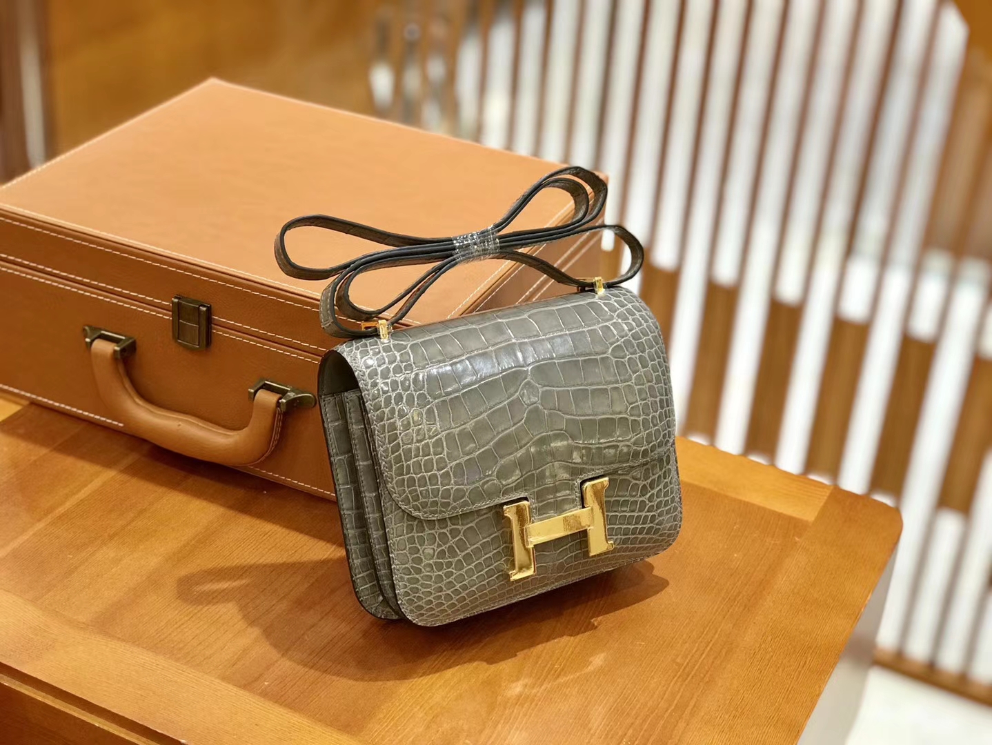 Hermès（爱马仕）Constance 18cm 美洲鳄鱼皮 斑鸠灰 金扣 全手工缝制 现货
