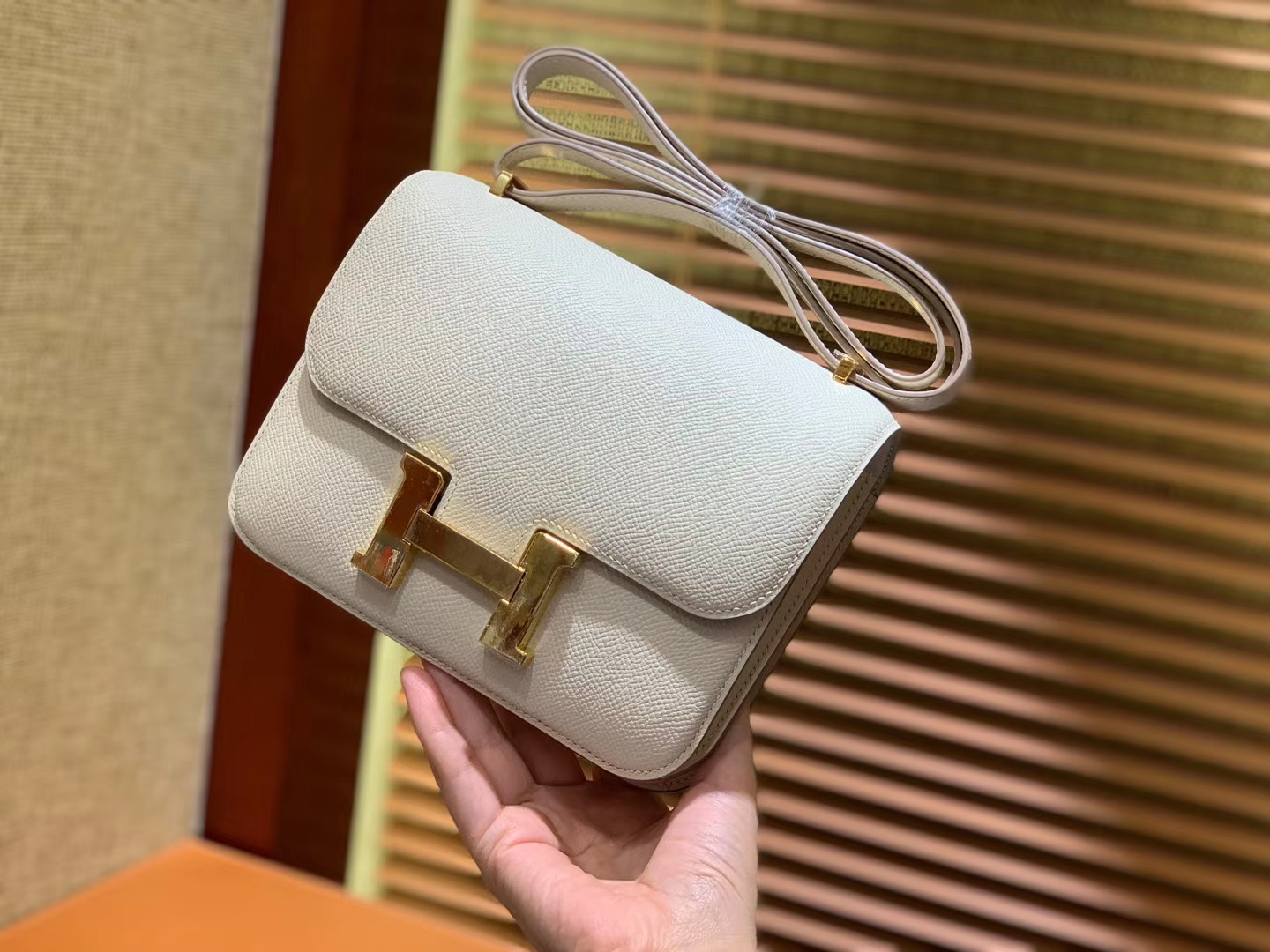 Hermès（爱马仕）Constance 18cm 奶昔白 金扣 掌纹牛皮 全手工缝制 现货