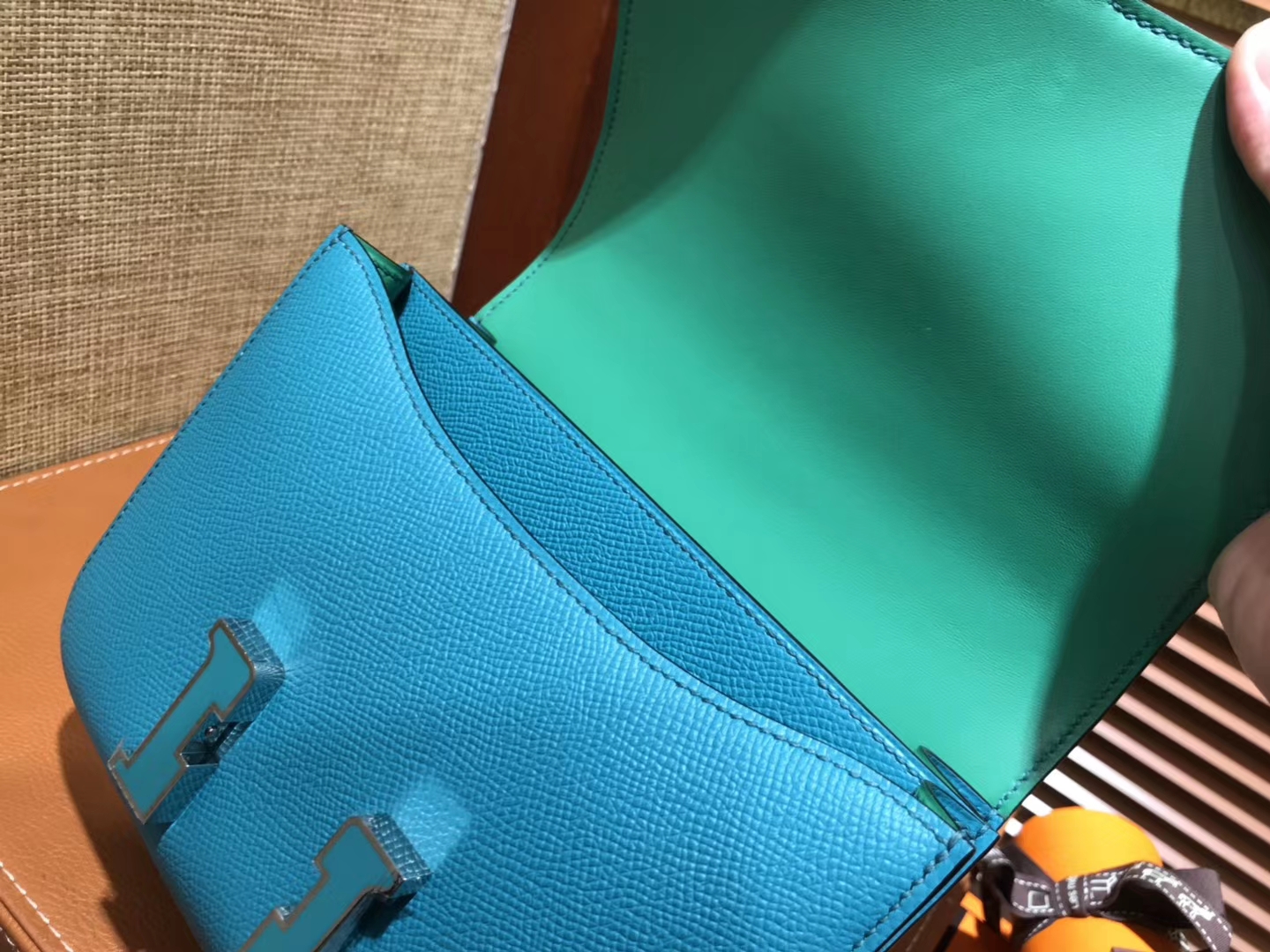 Hermès（爱马仕）Constance 18cm 孔雀蓝 珐琅银扣 掌纹牛皮 全手工缝制 现货