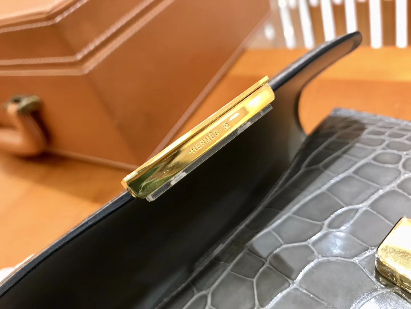 Hermès（爱马仕）Constance 18cm 美洲鳄鱼皮 斑鸠灰 金扣 全手工缝制 现货