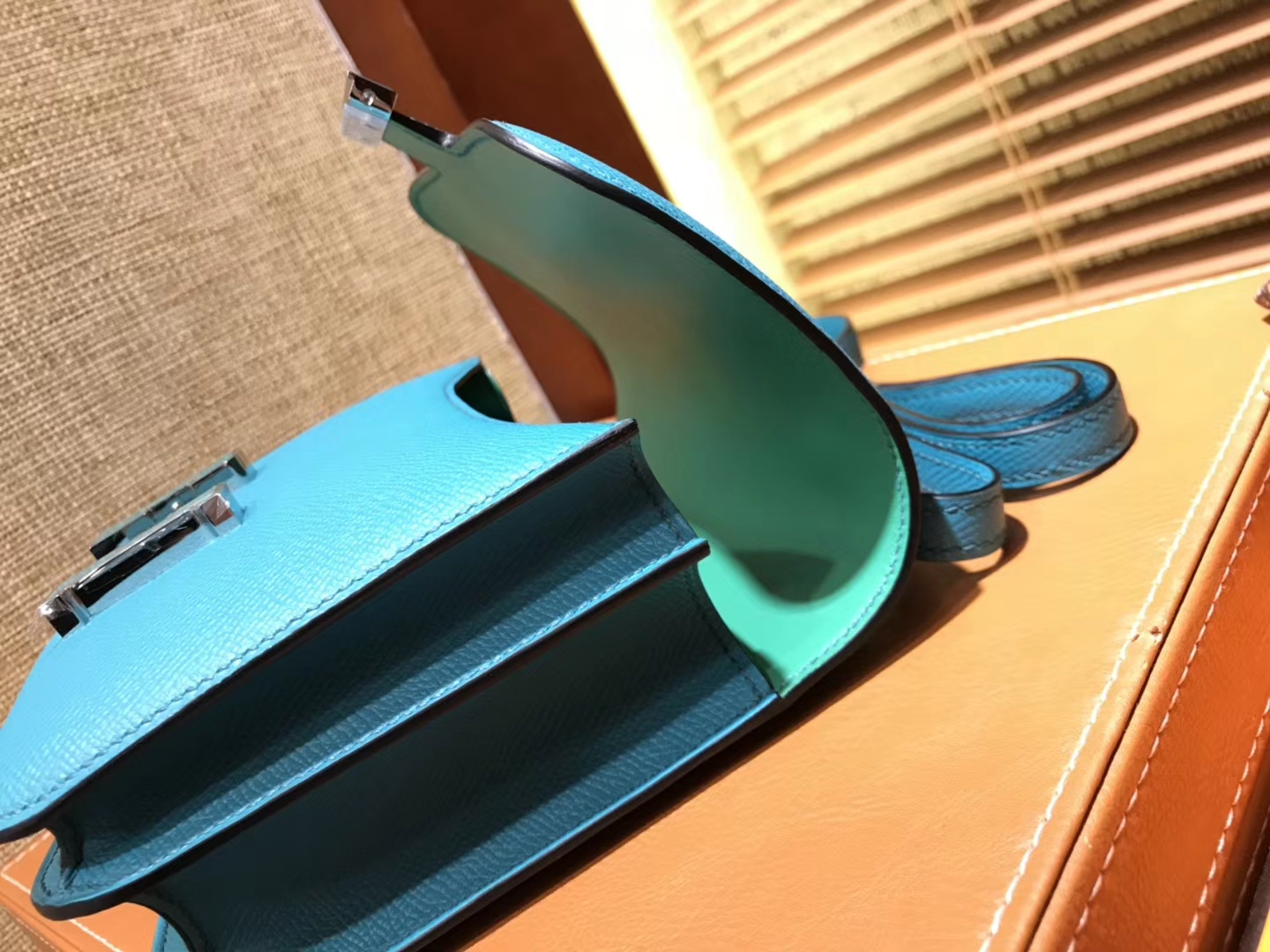Hermès（爱马仕）Constance 18cm 孔雀蓝 珐琅银扣 掌纹牛皮 全手工缝制 现货