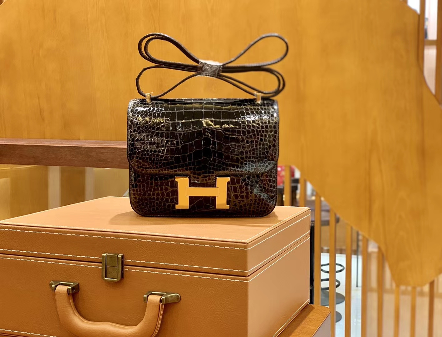 Hermès（爱马仕）Constance 18cm 美洲鳄鱼皮 深咖啡 金扣 全手工缝制 现货