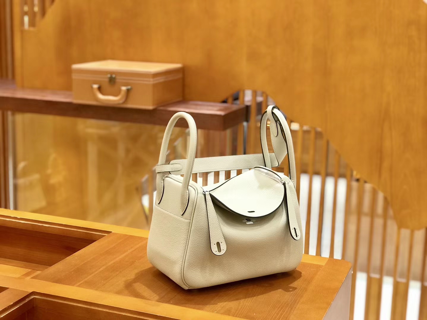 Hermès（爱马仕）Lindy 琳迪包 珍珠灰 Togo牛皮 进口原料 全手工缝制 银扣 26cm
